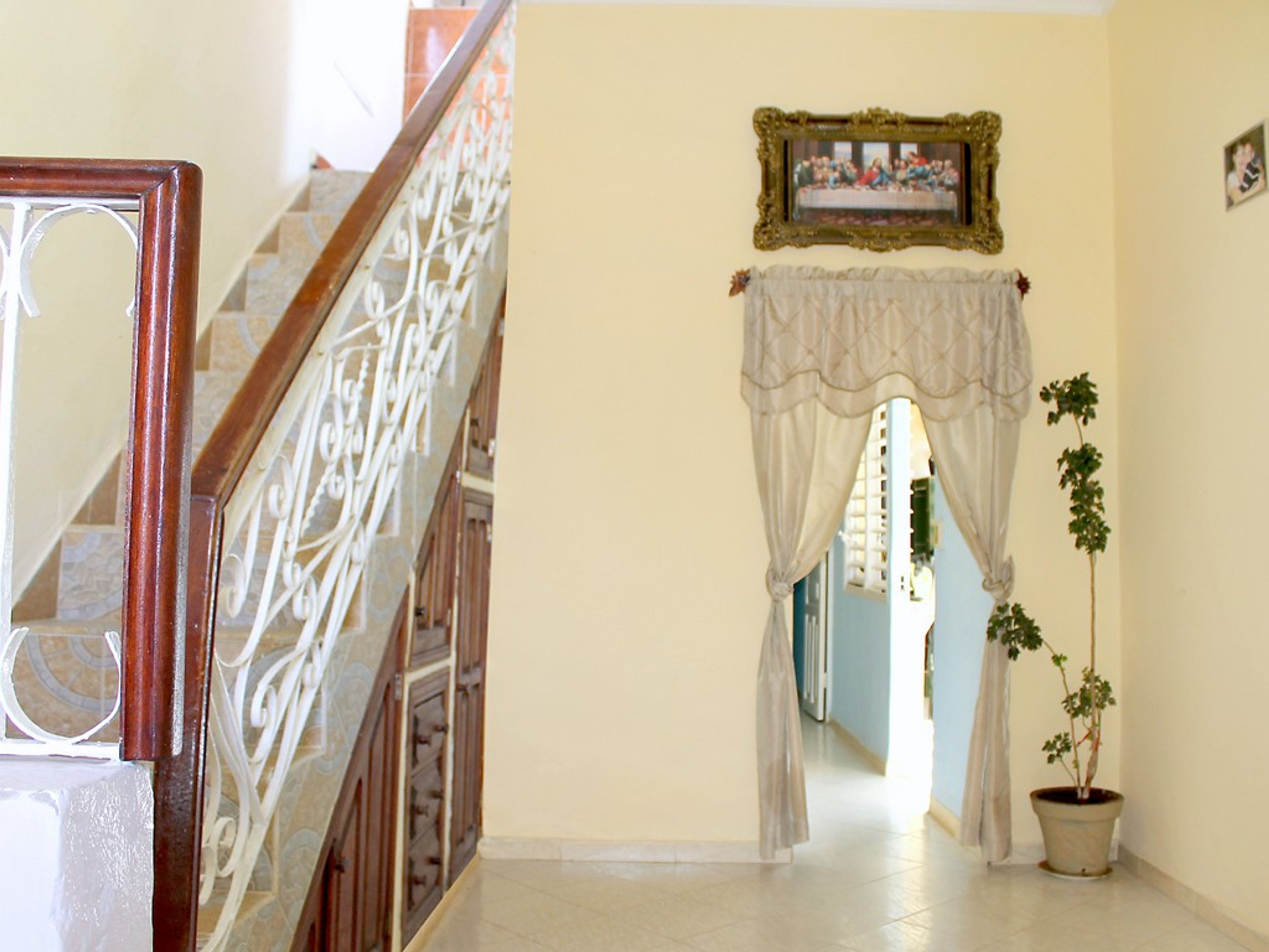 Hostal Ernesto y Tamara, FRANK PAÍS (Del Carmen), No. 384-AHouse's hall view
