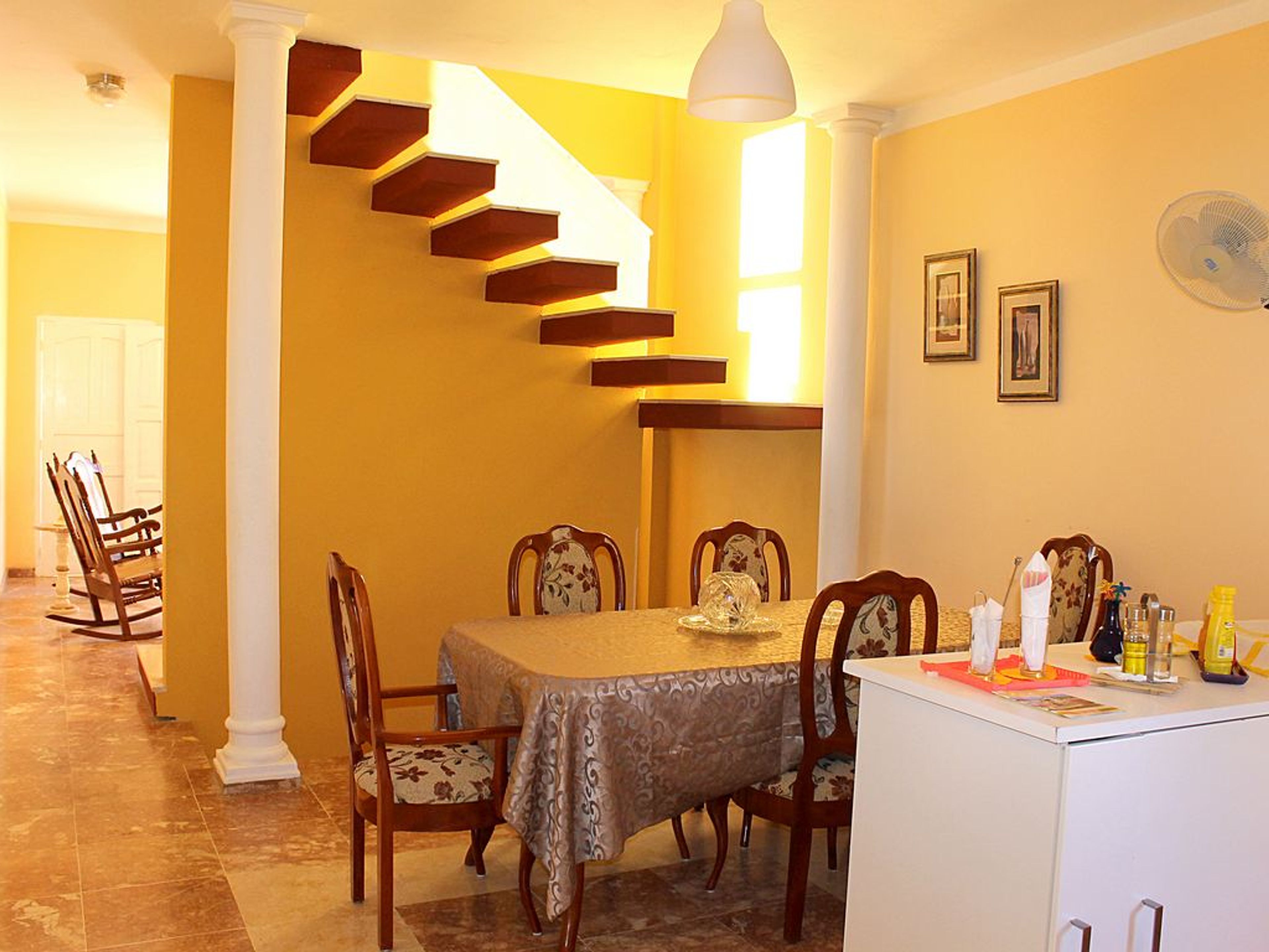 Hostal La Atenea, MANUEL FAJARDO (San Miguel), No. 282House's living and dinning room