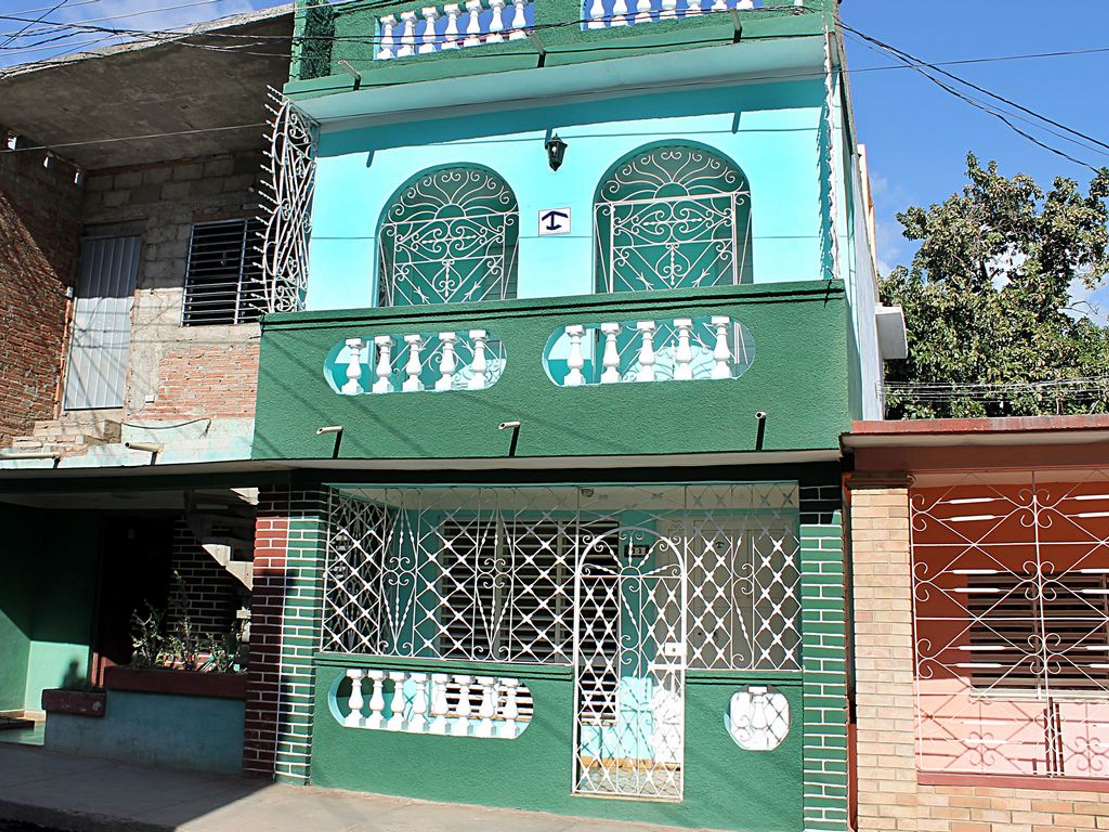 Hostal Doña Miñe, FRANK PAÍS (Del Carmen) No. 22