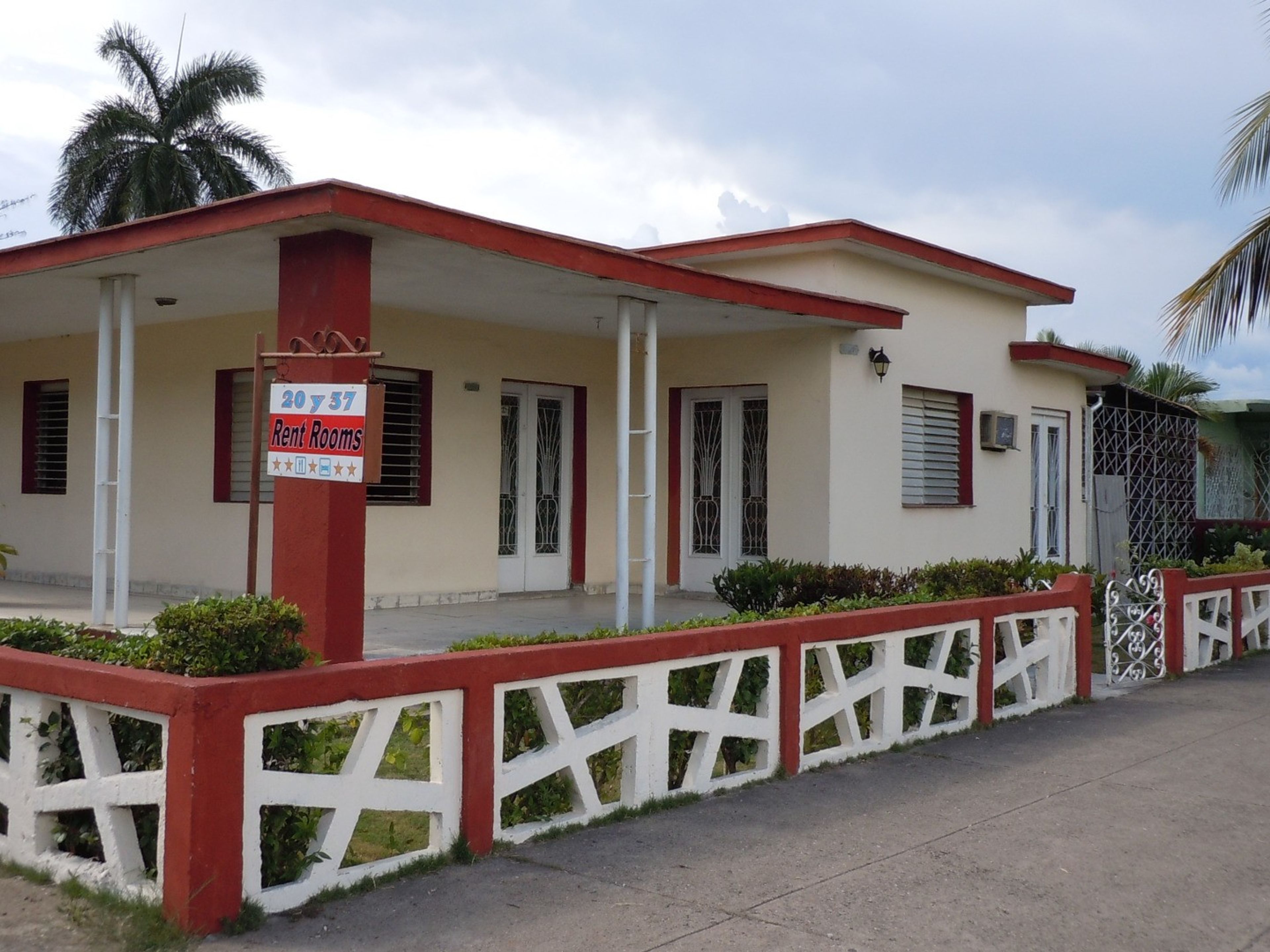 Casa 20 y 37, CALLE 37, No. 2001