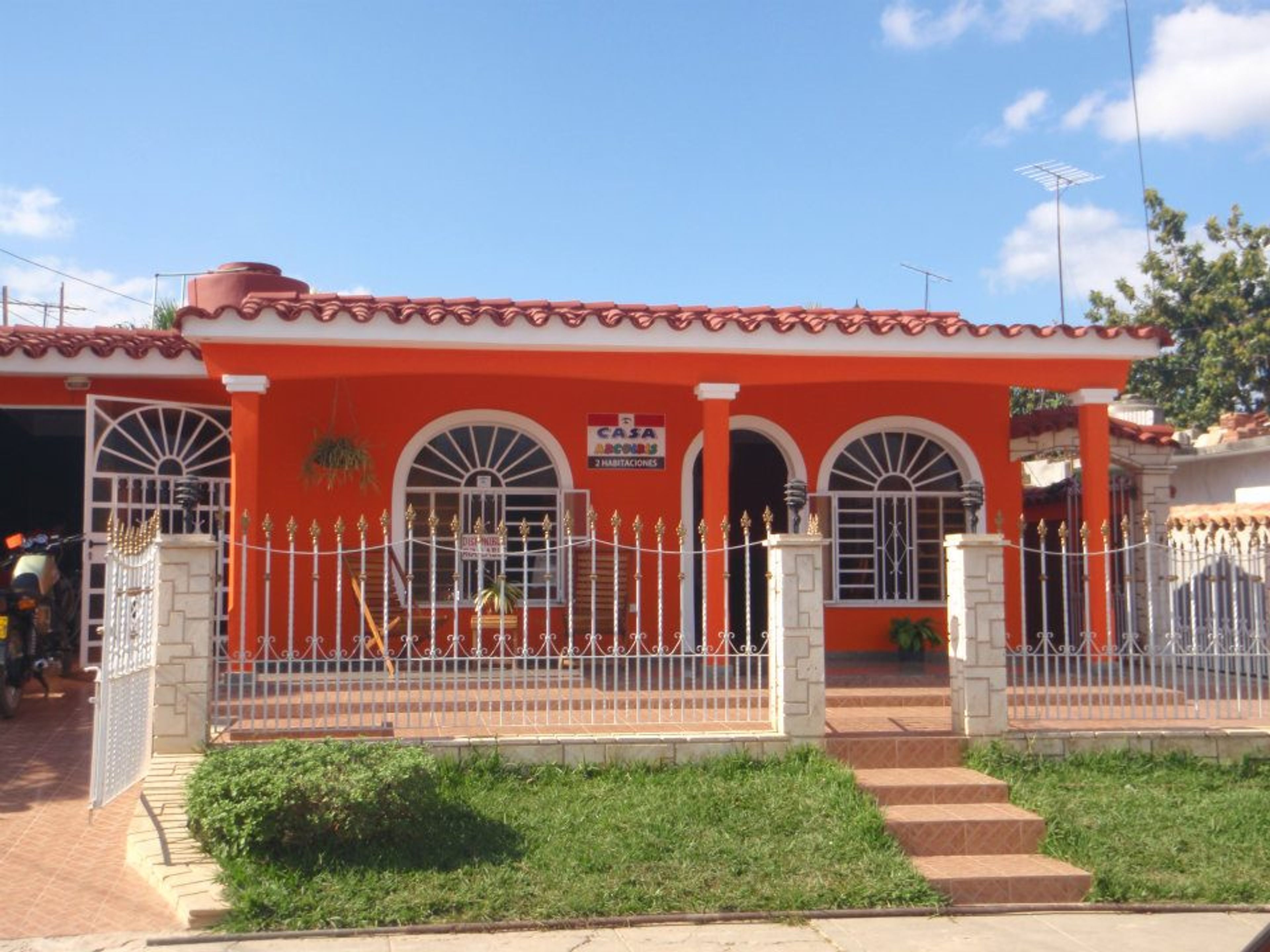 Casa Arcoiris, SALVADOR CISNEROS, No. 15