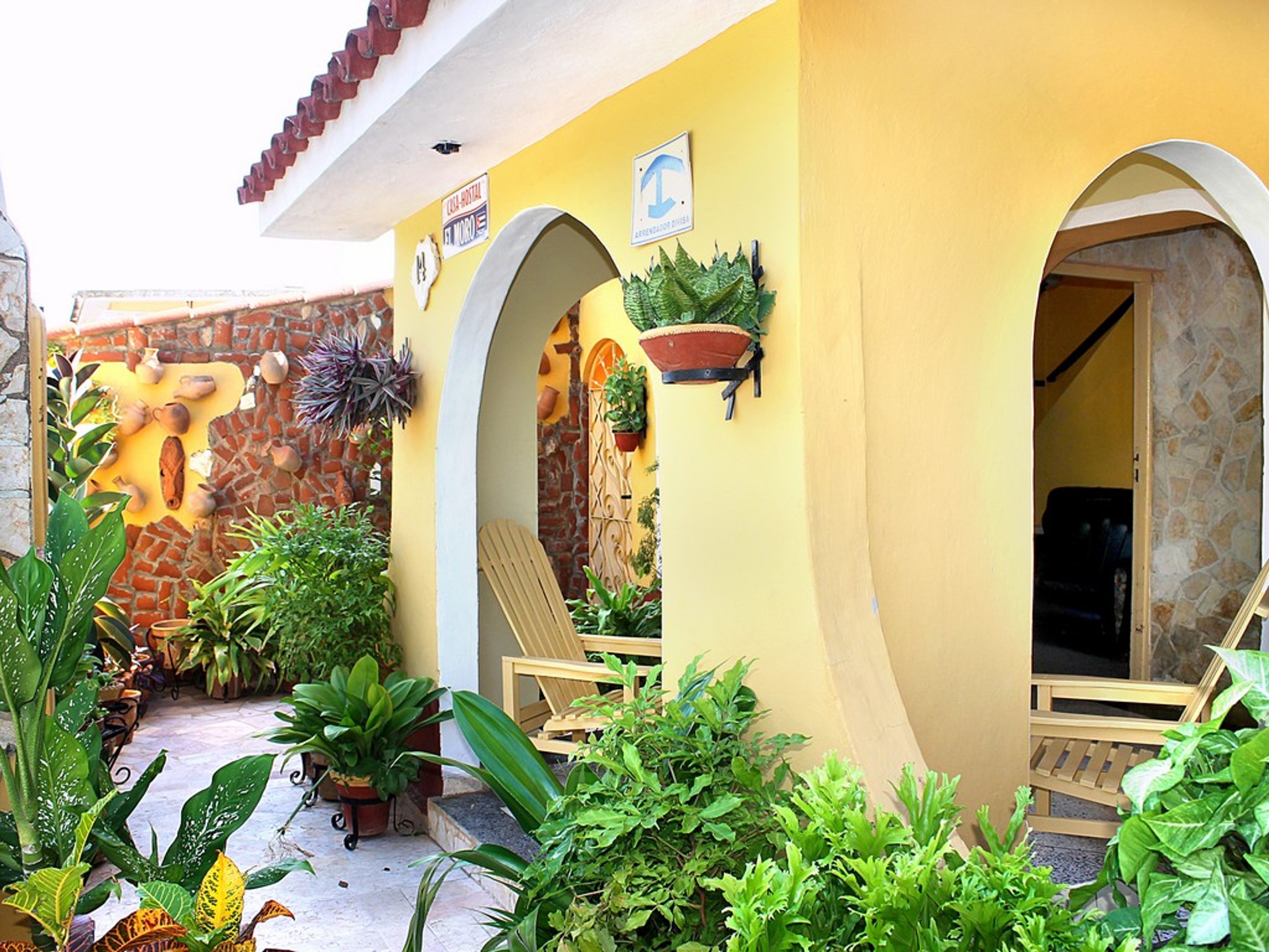 Casa Hostal El Moro, ANTONIO GUITERAS (Mercedes), No.14House's entrance view