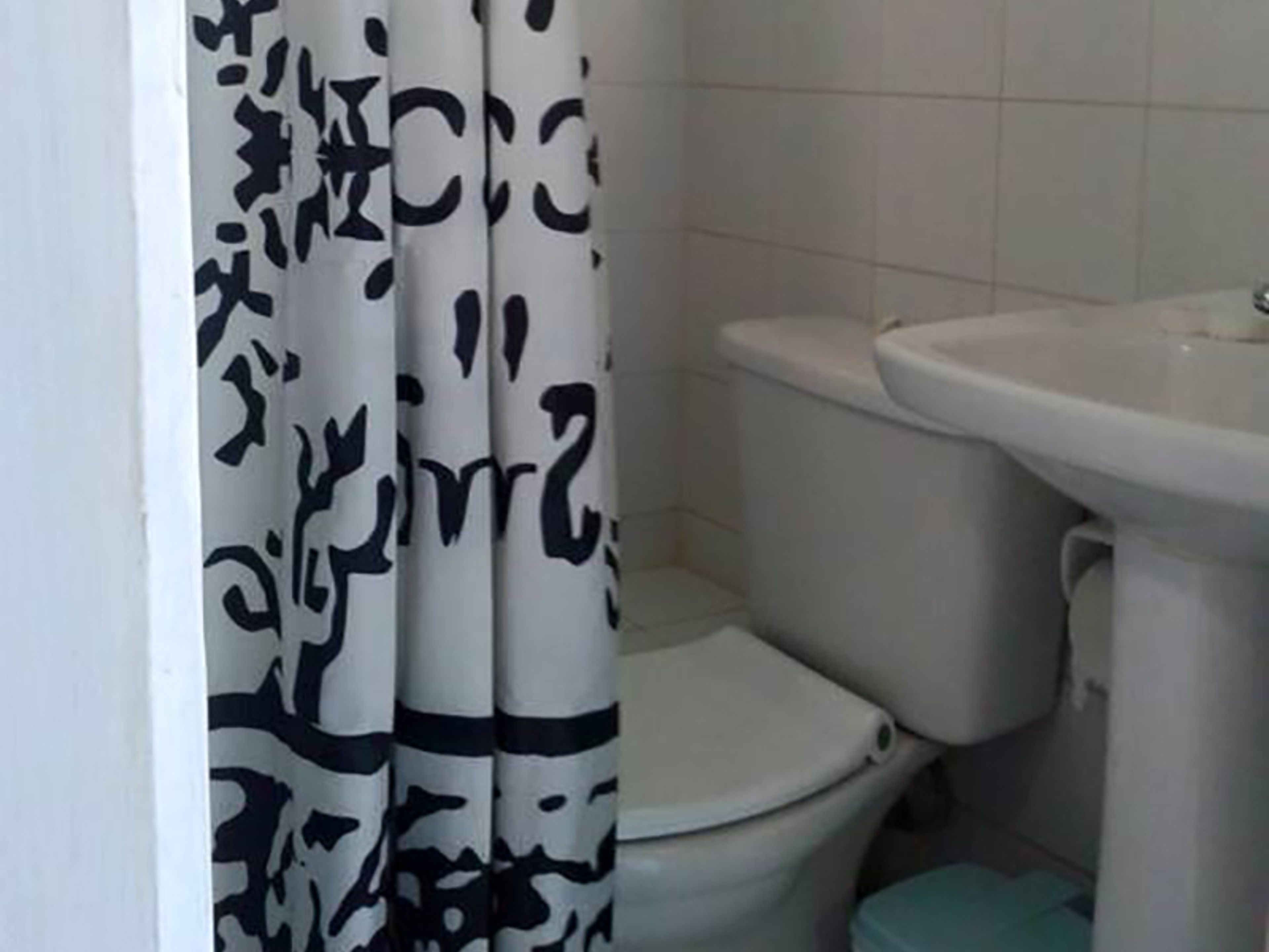 Hostal Mirakuru Gran Familia, CAMILO CIENFUEGOS (Santo Domingo), No. 180Bathroom's 1 view