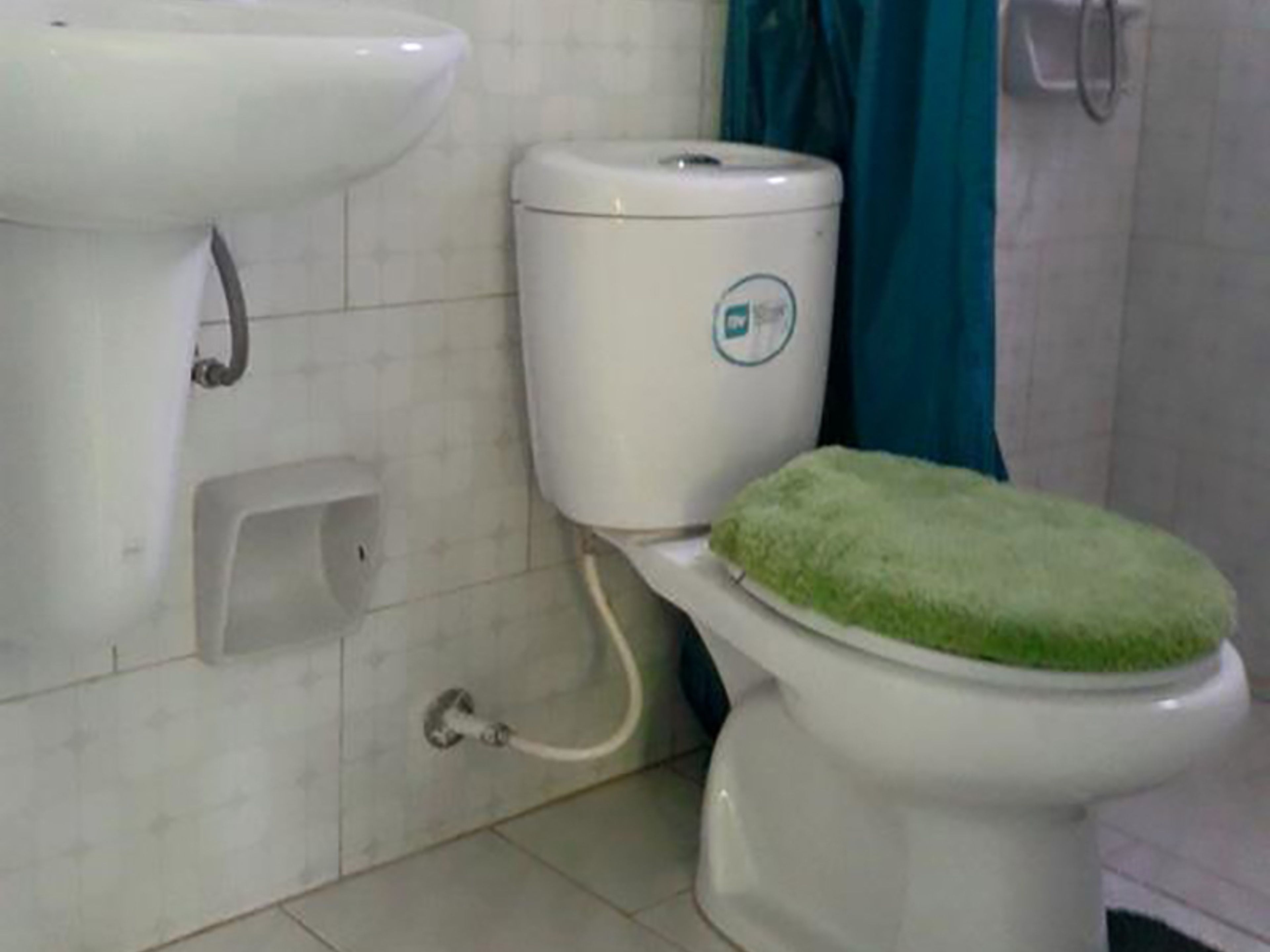 Hostal Mirakuru Gran Familia, CAMILO CIENFUEGOS (Santo Domingo), No. 180 - Bathroom's 2 view