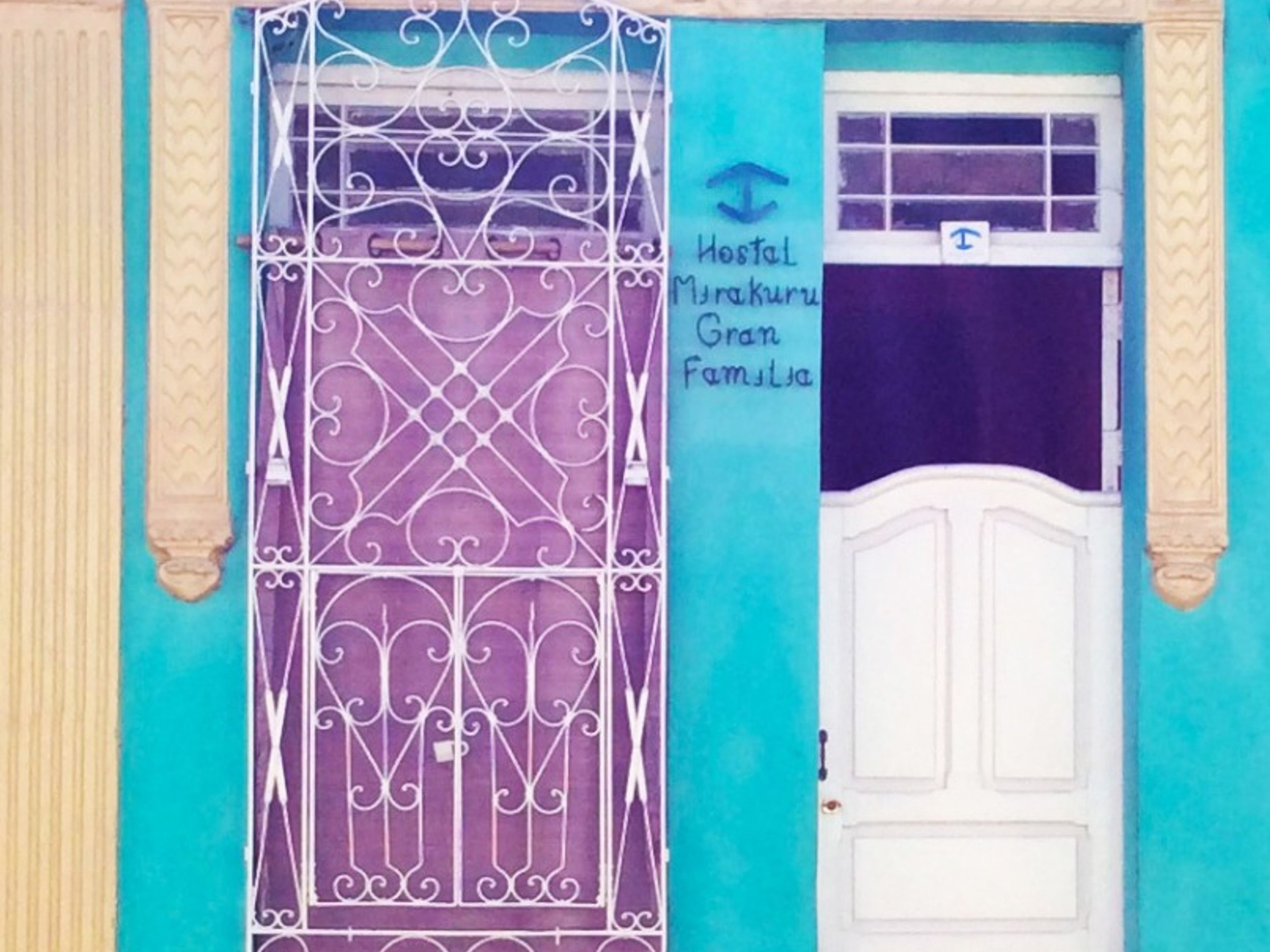 Hostal Mirakuru Gran Familia, CAMILO CIENFUEGOS (Santo Domingo), No. 180