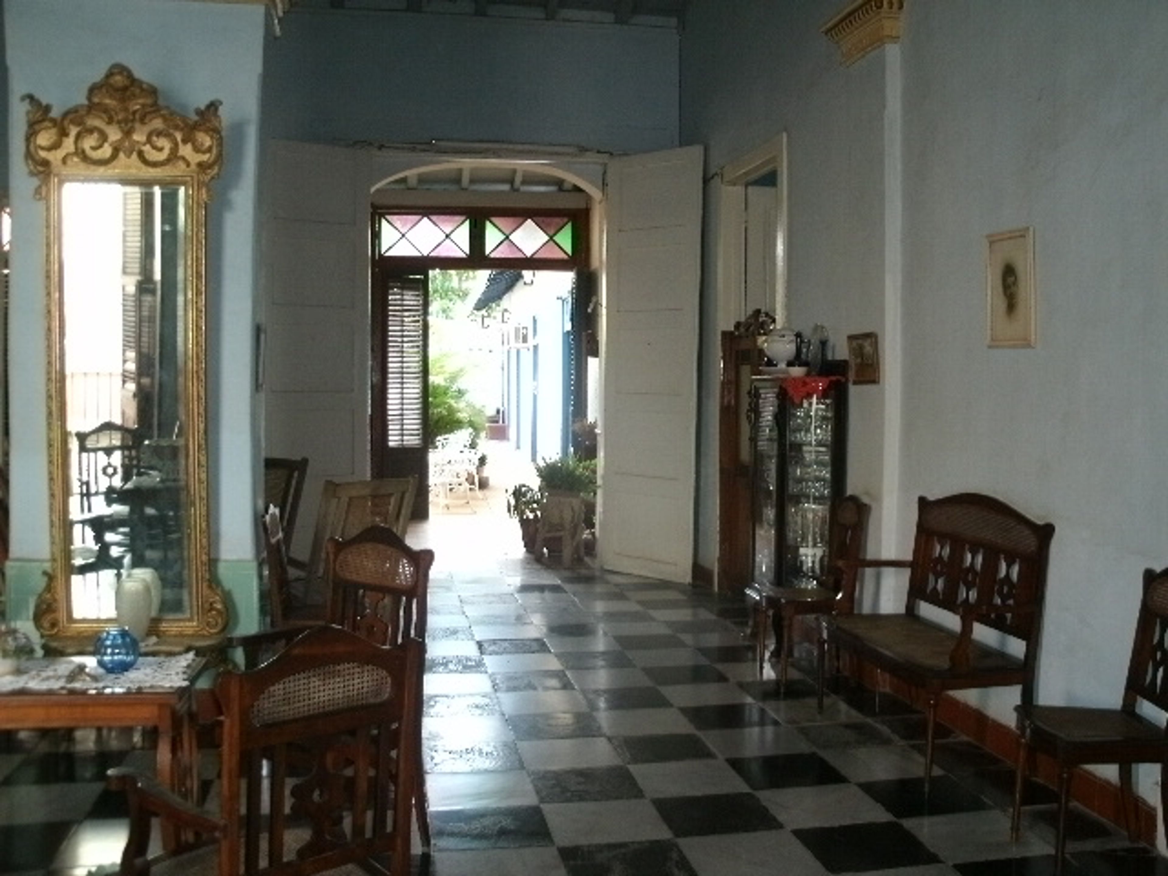 Дом Mercedes Mauri y Antonio Cuervo, FRANK PAÍS (Del Carmen), No.184House's living room