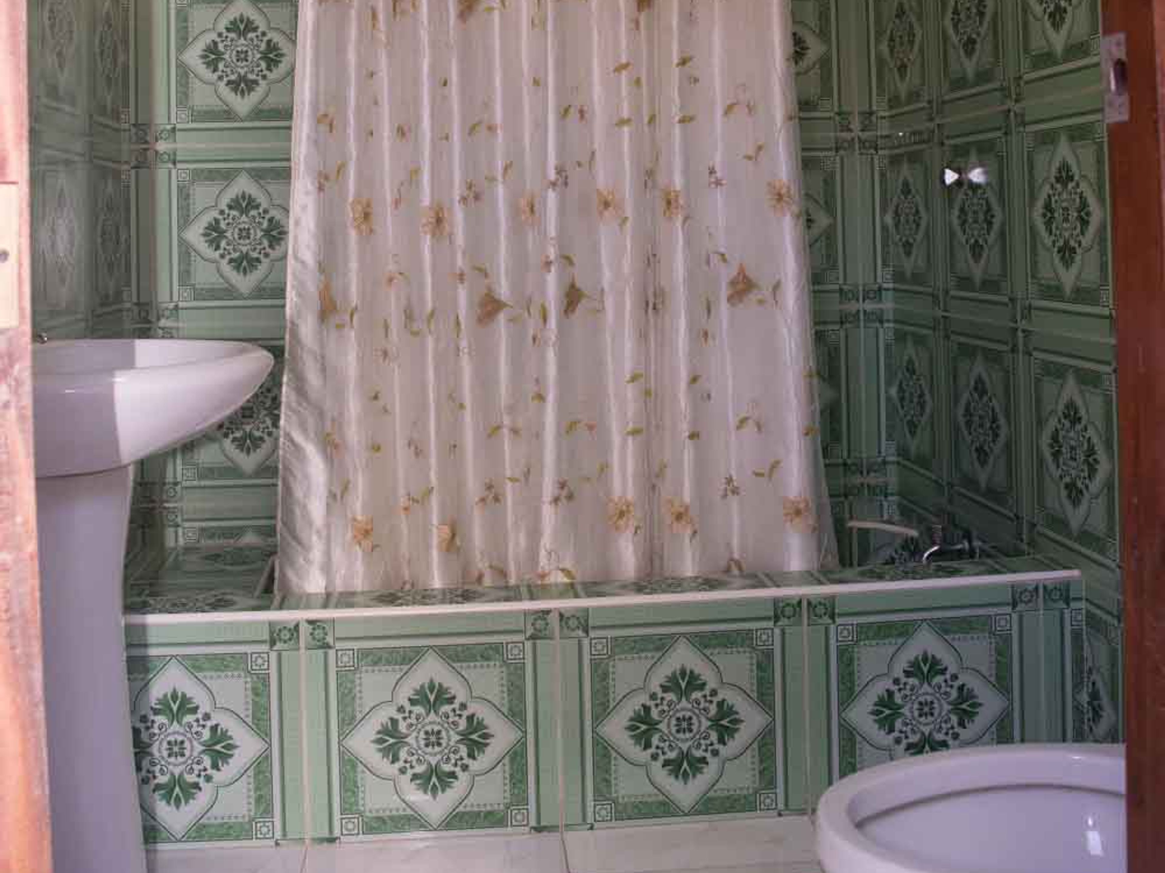 Hostal 1928, CAMILO CIENFUEGOS, No. 55Private bathroom 1