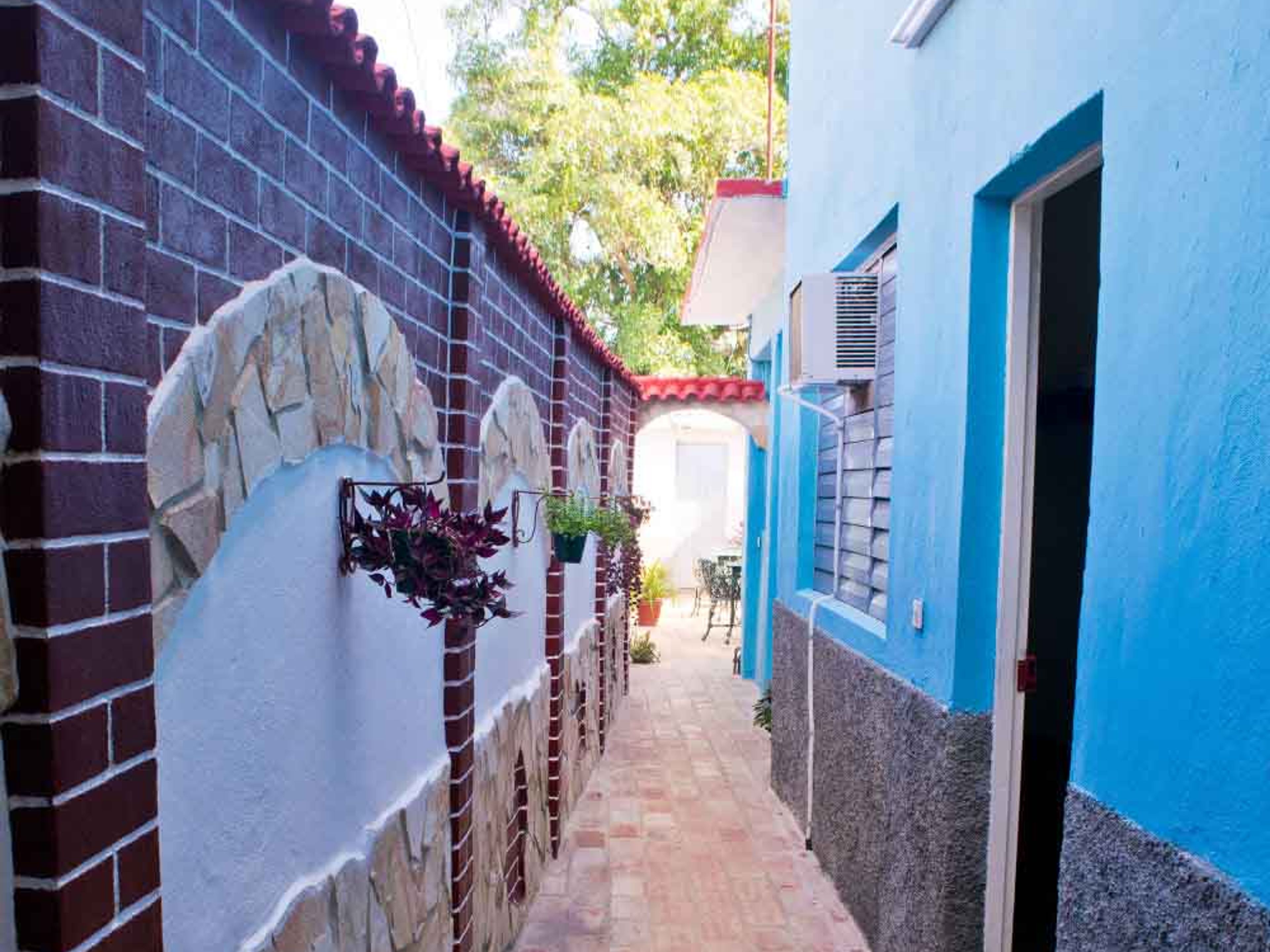 Hostal 1928, CAMILO CIENFUEGOS, No. 55House's interior patio view