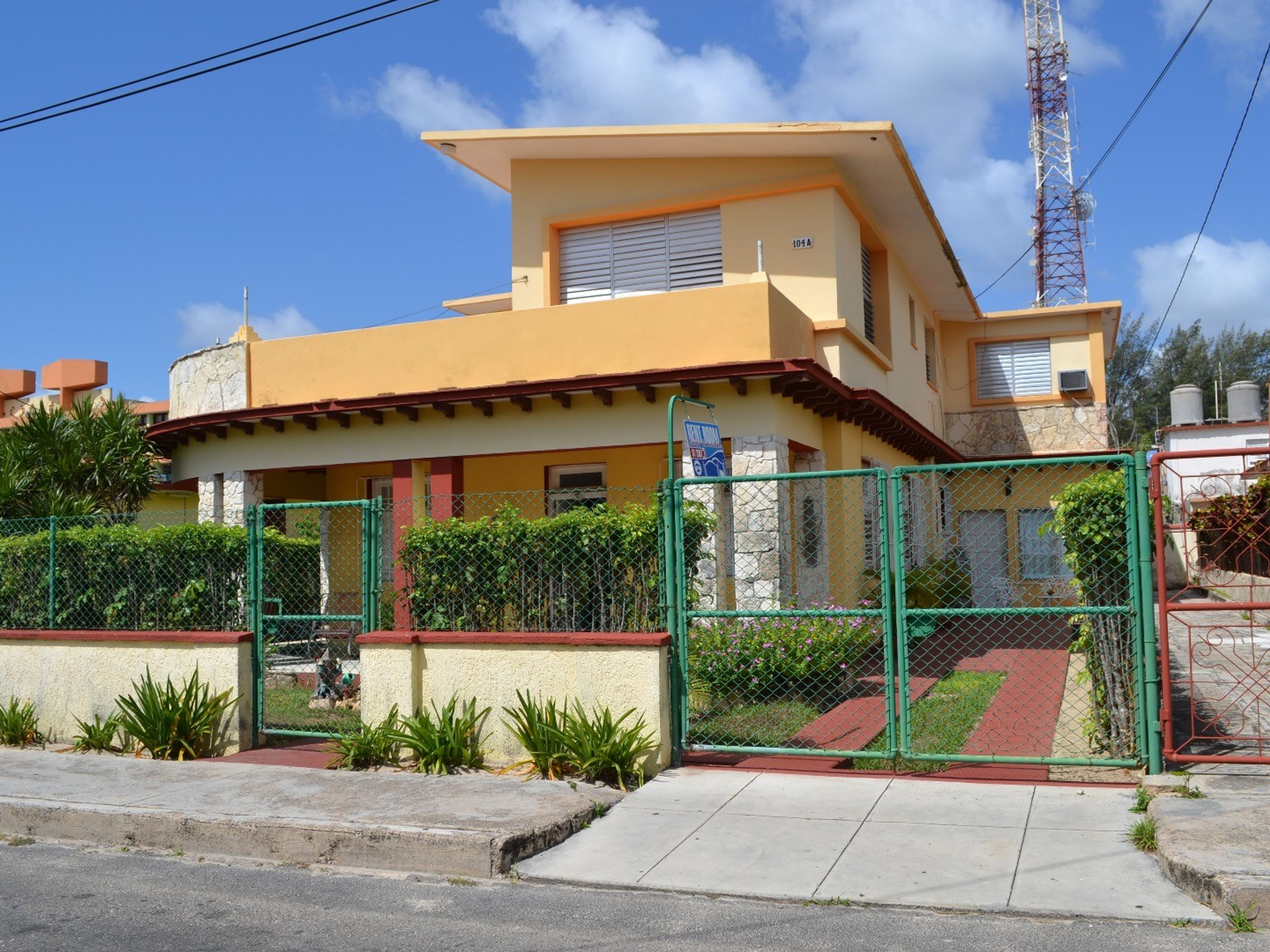 Casa Omar y Anabel, CALLE 31, No. 104