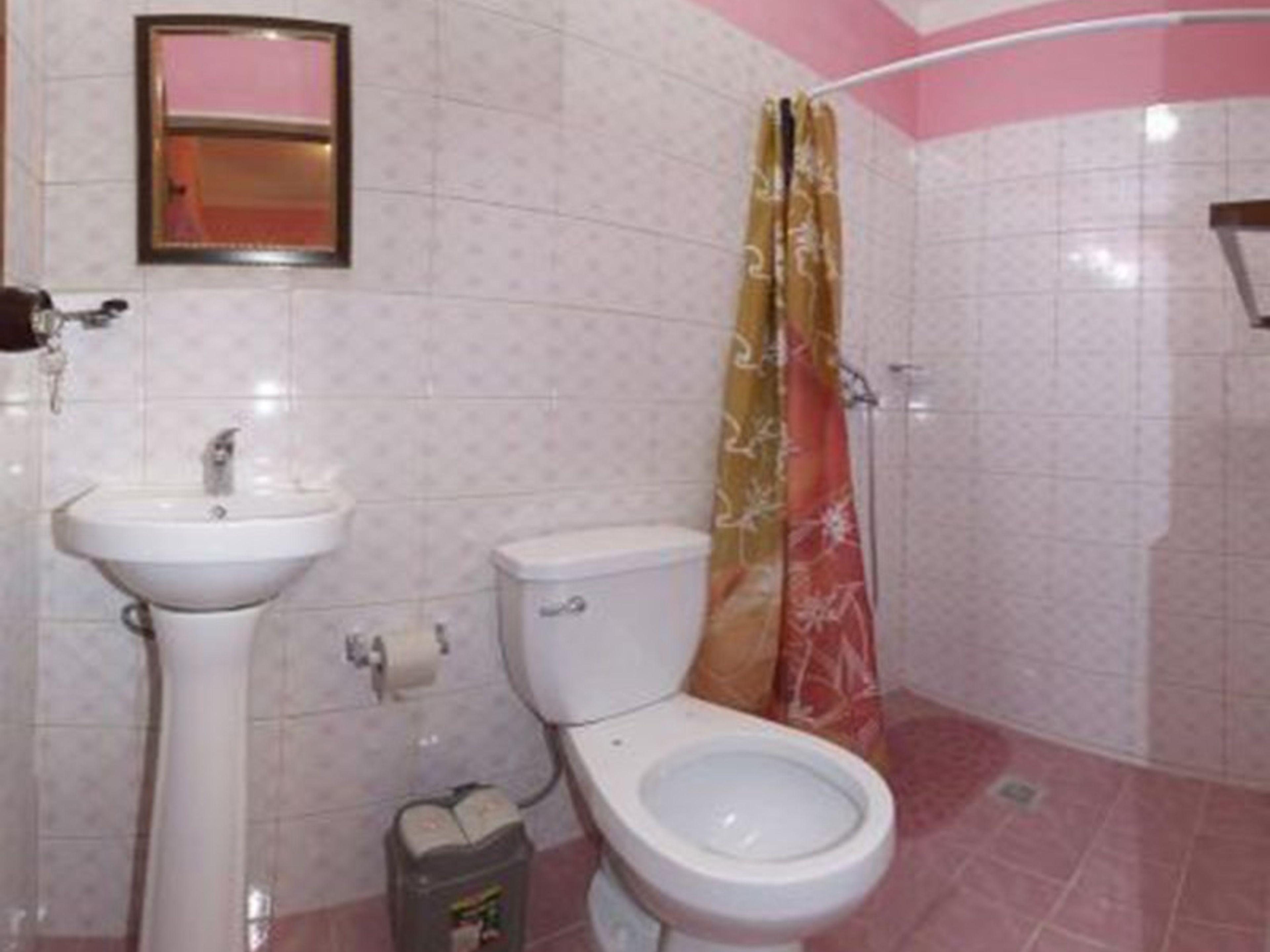 Hostal Escobar, GENERAL LINO PÉREZ (San Proscopio), No. 675Bathroom's view