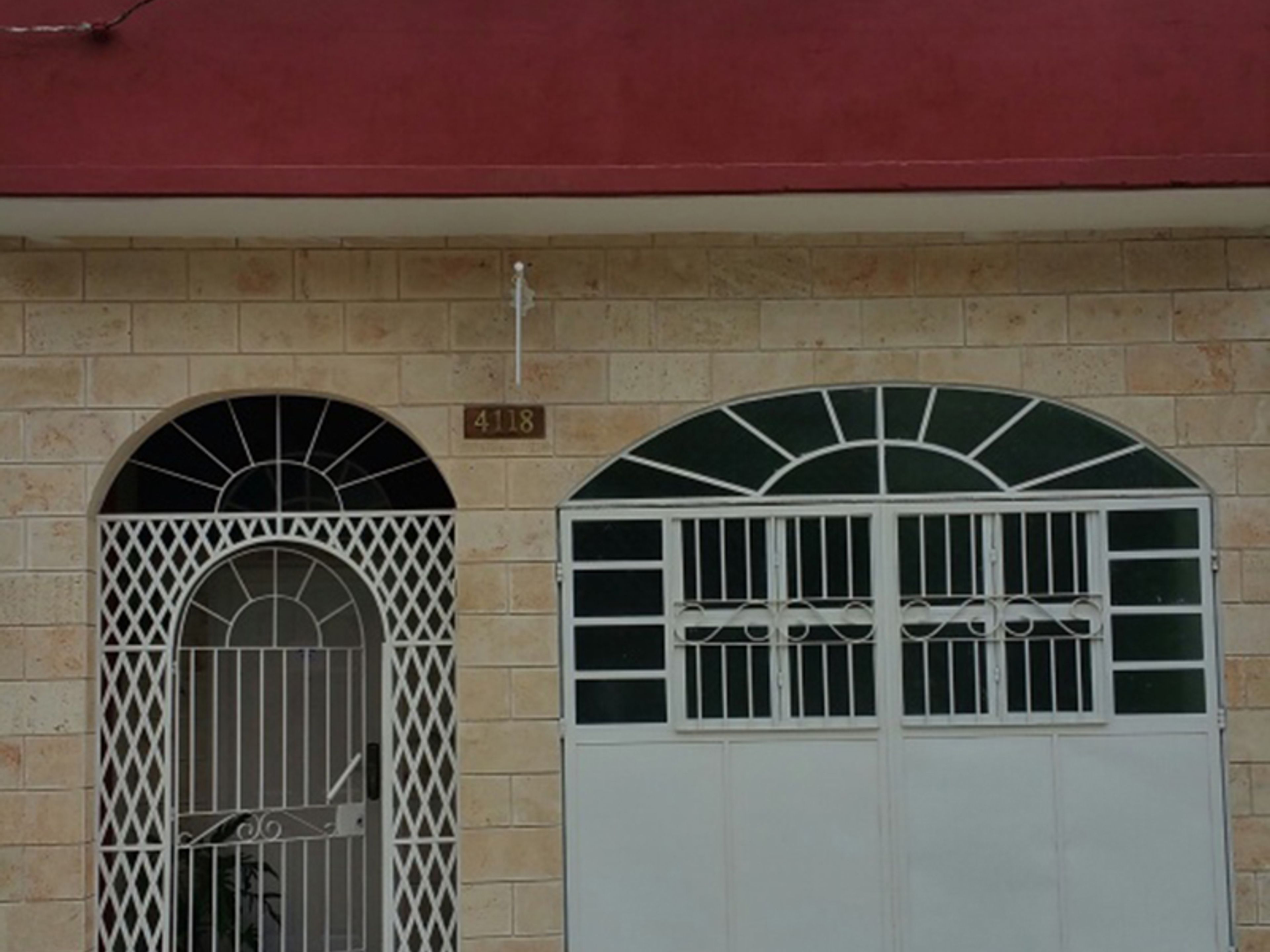 Hostal Almaguer, AVENIDA 42, No. 4 118