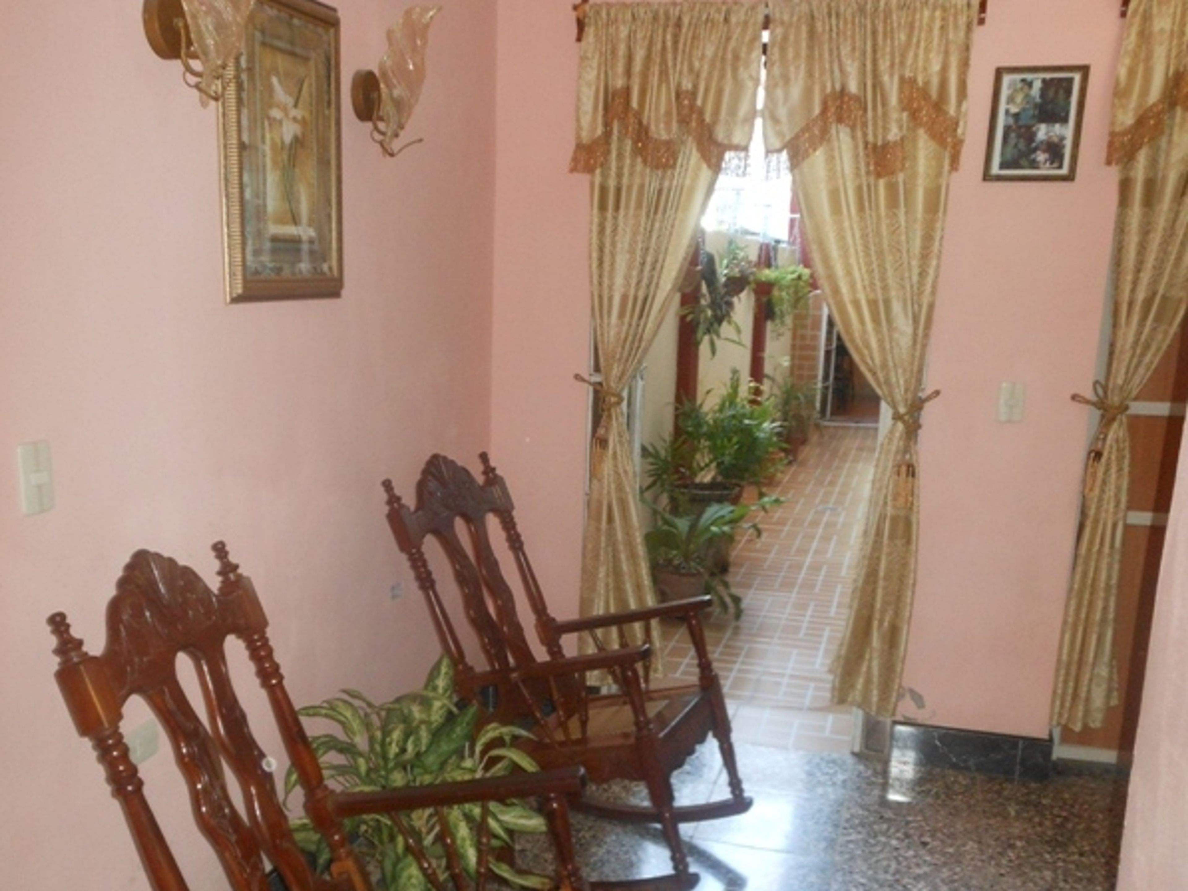 Hostal Almaguer, AVENIDA 42, No. 4 118House's living room and hall