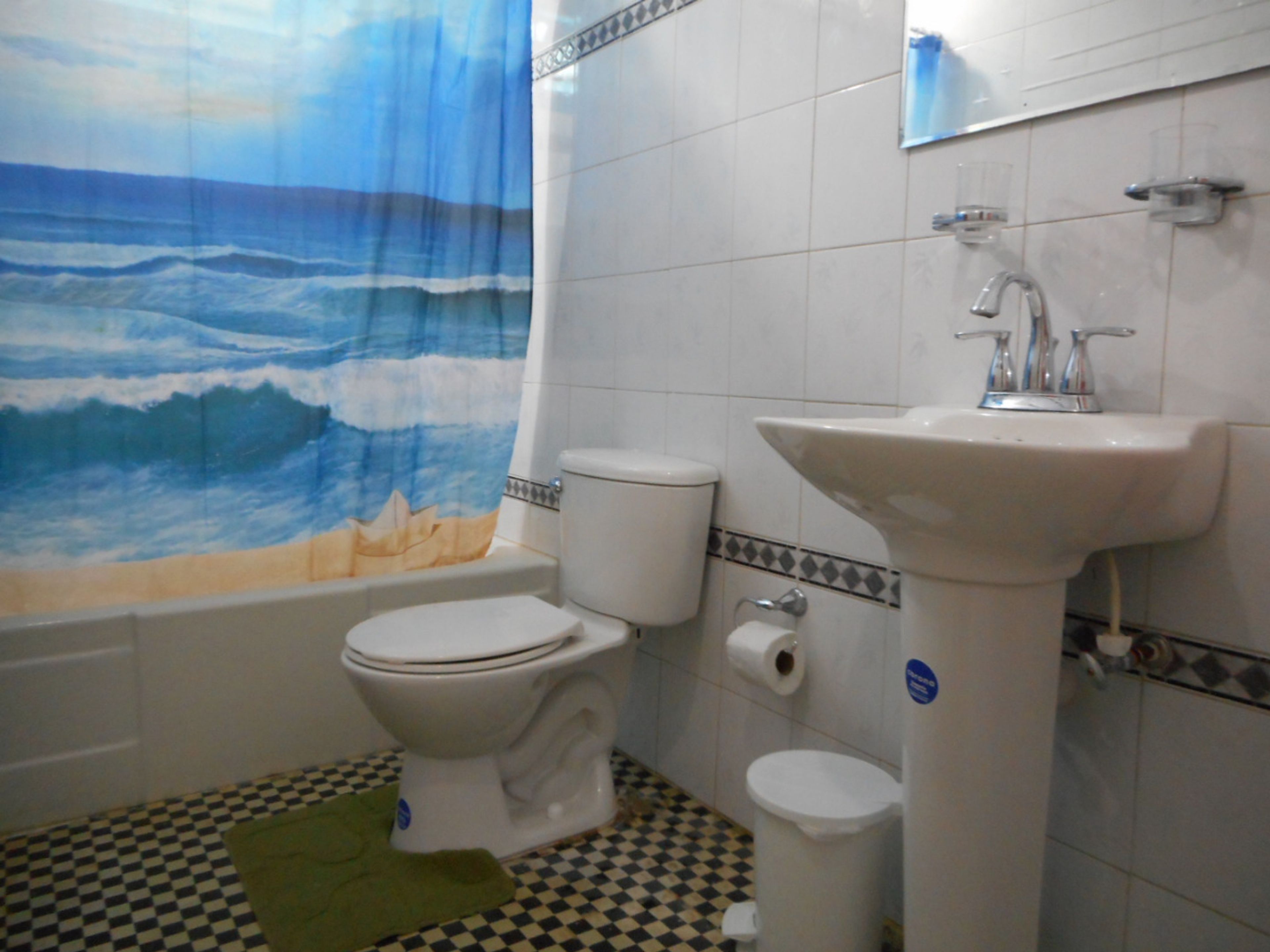 Hostal del Medio, EMPEDRADO, No. 211Bathroom's view