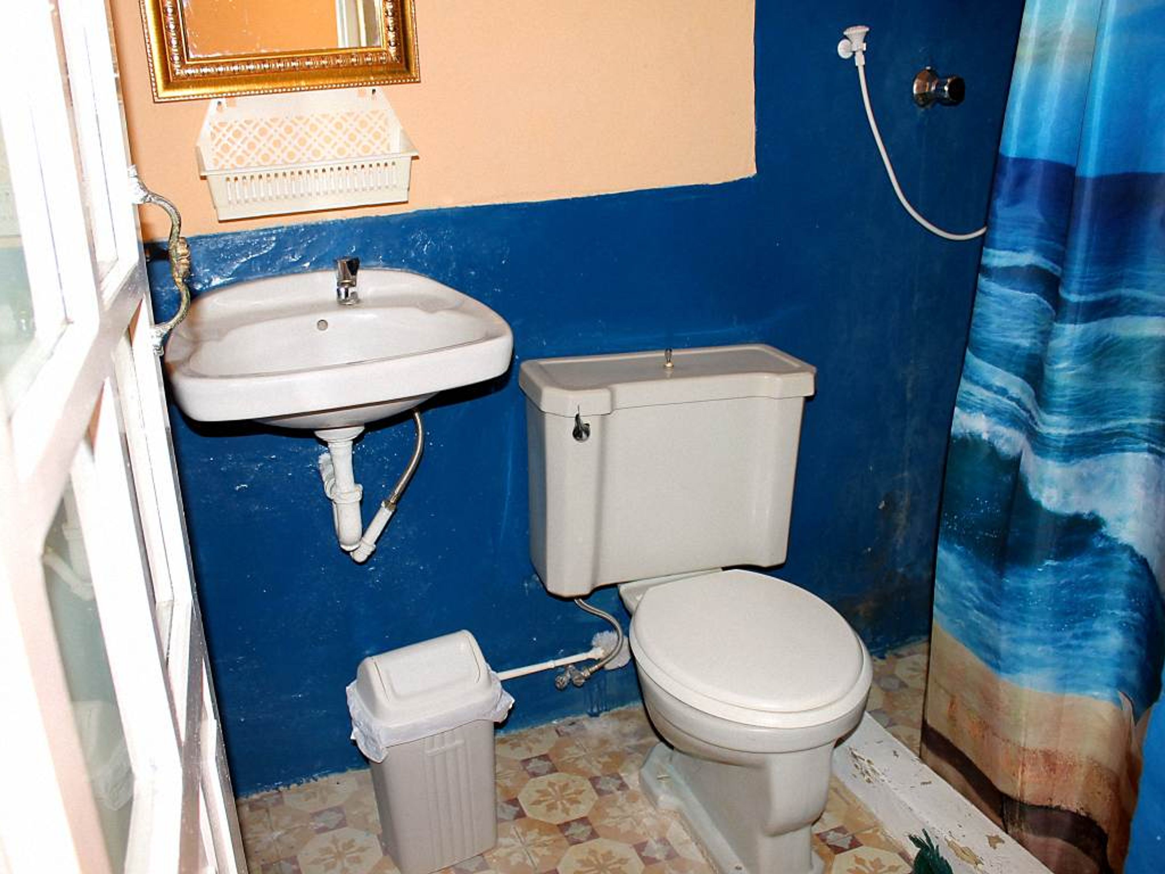Hostal Soroa, PEDRO ZERQUERA (Aguacate), No. 571Bathroom's view