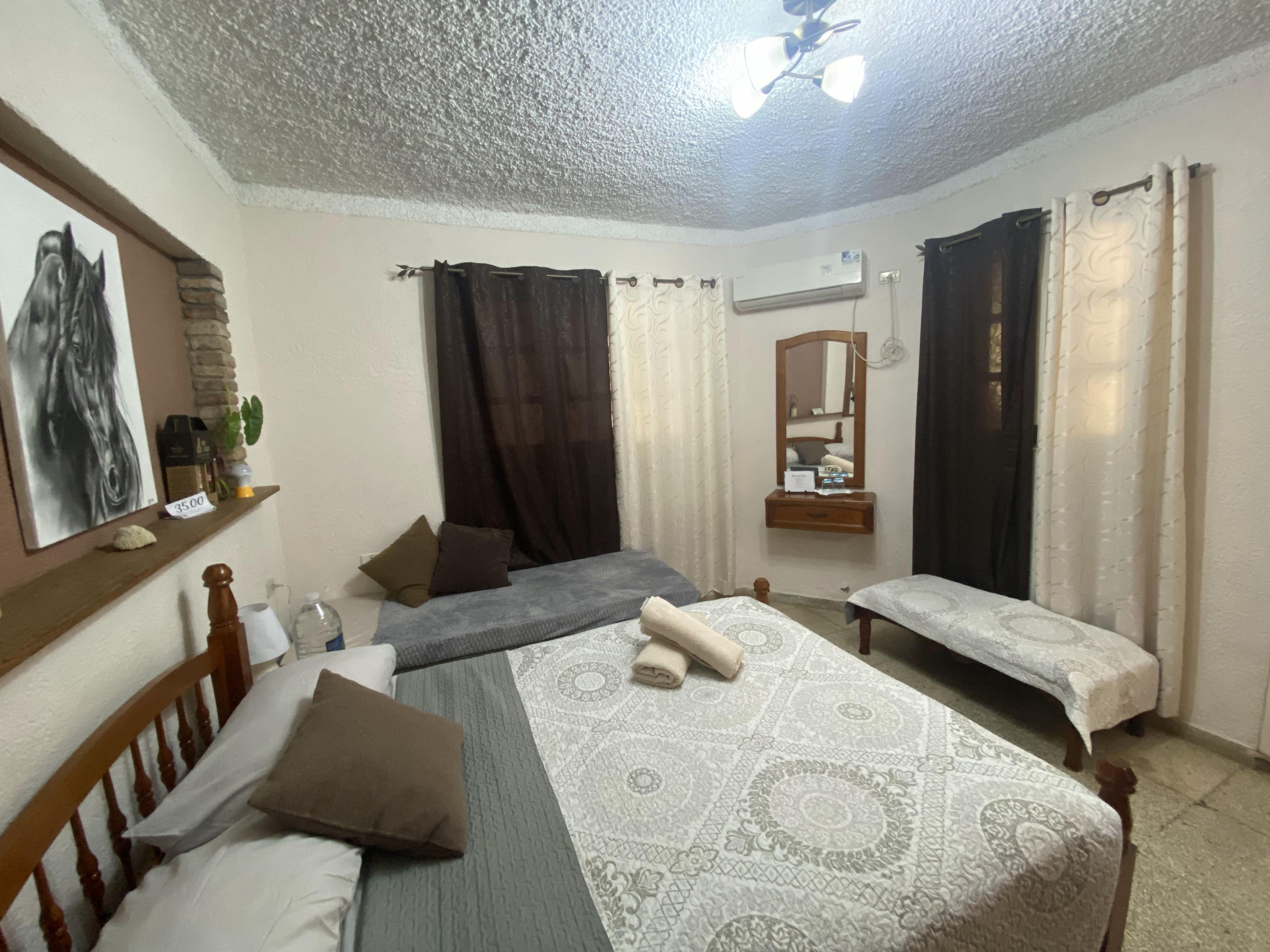 Hostal OsmaryAlberto, MIGUEL CALZADA (Borrell), No. 114 - Standard Room-1