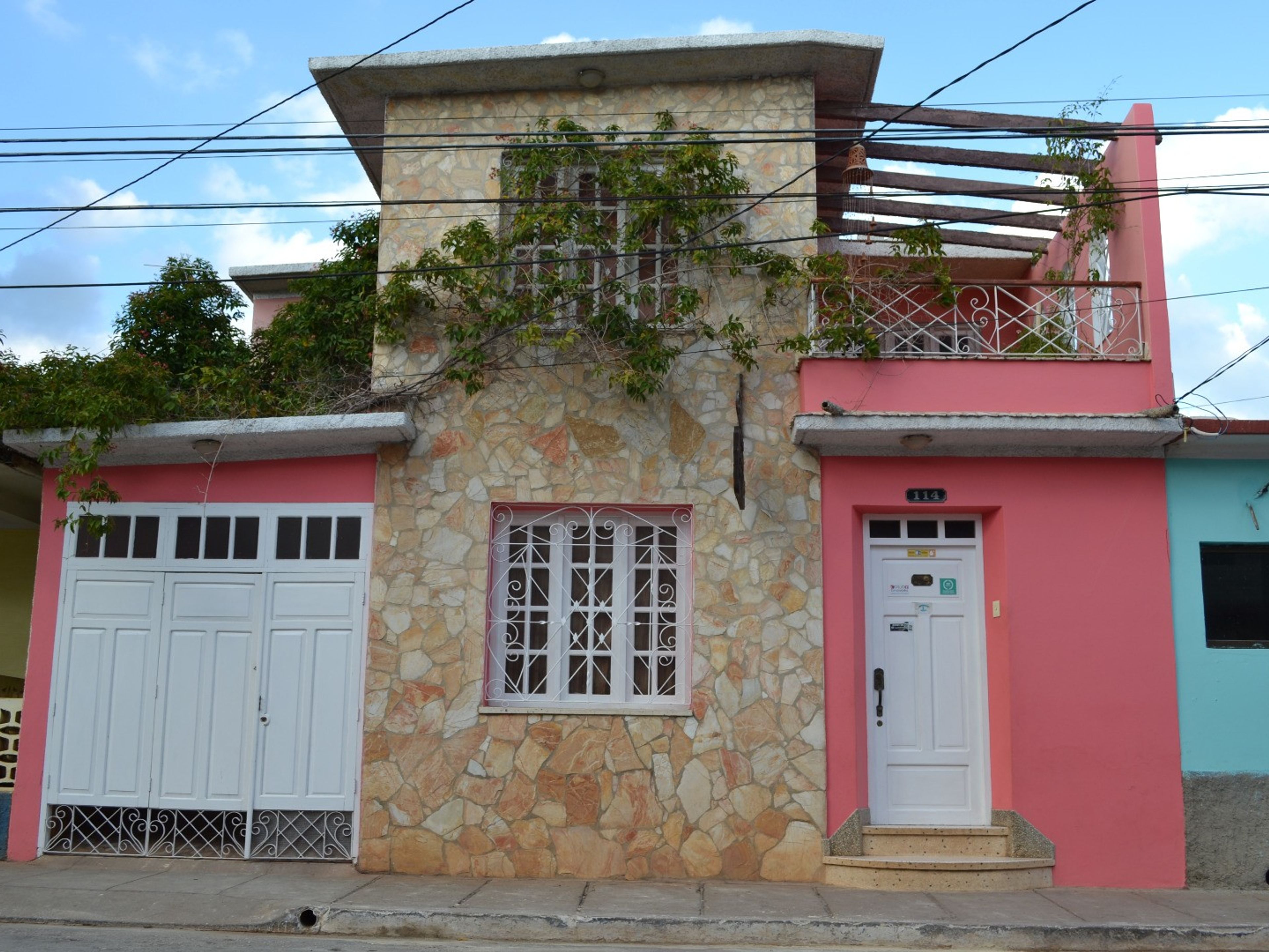 Hostal OsmaryAlberto, MIGUEL CALZADA (Borrell), No. 114Panoramic house view