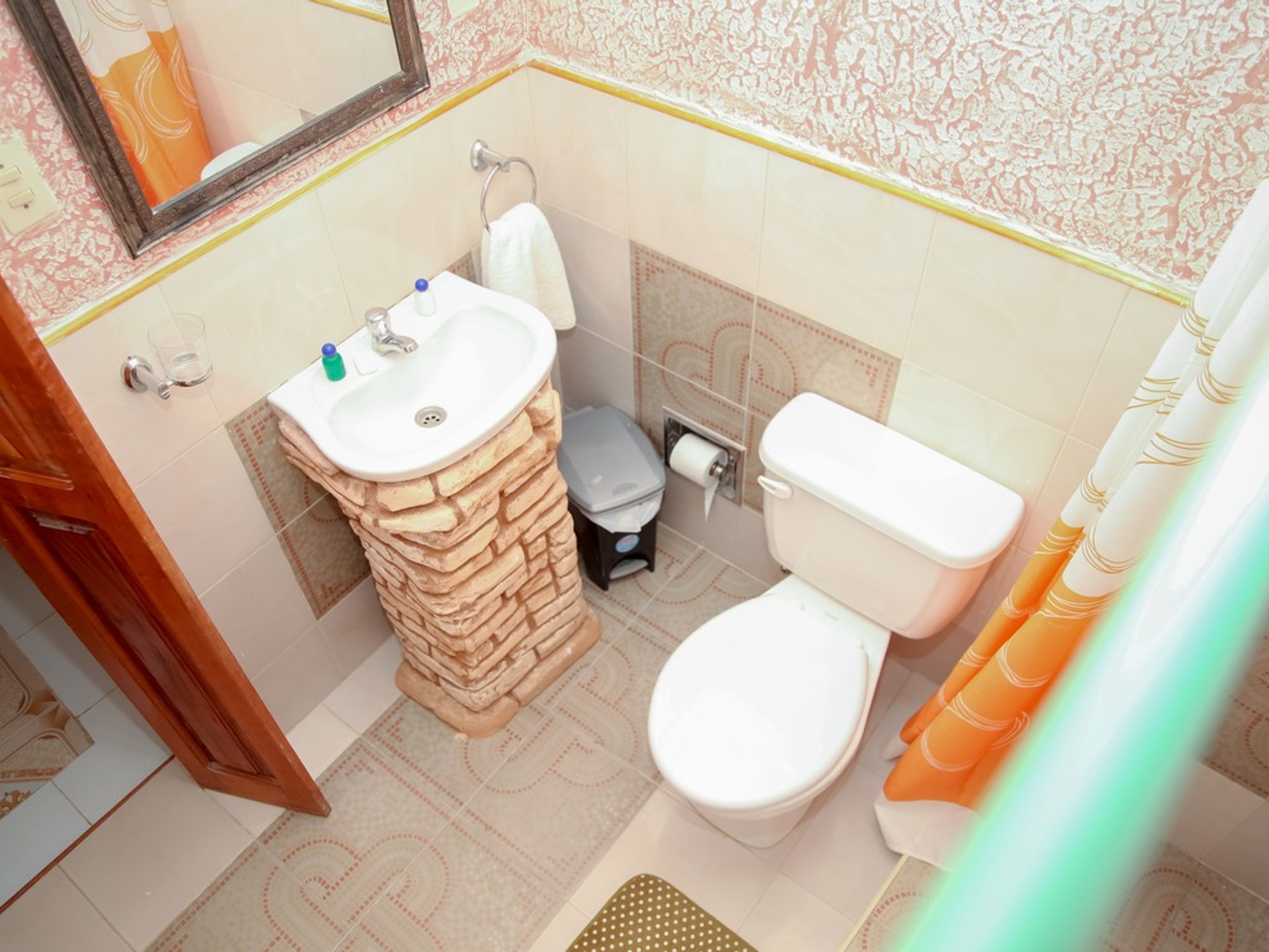 Hostal El Conquistador, SANTO DOMINGO (Camilo Cienfuegos), No. 491Bathroom's view