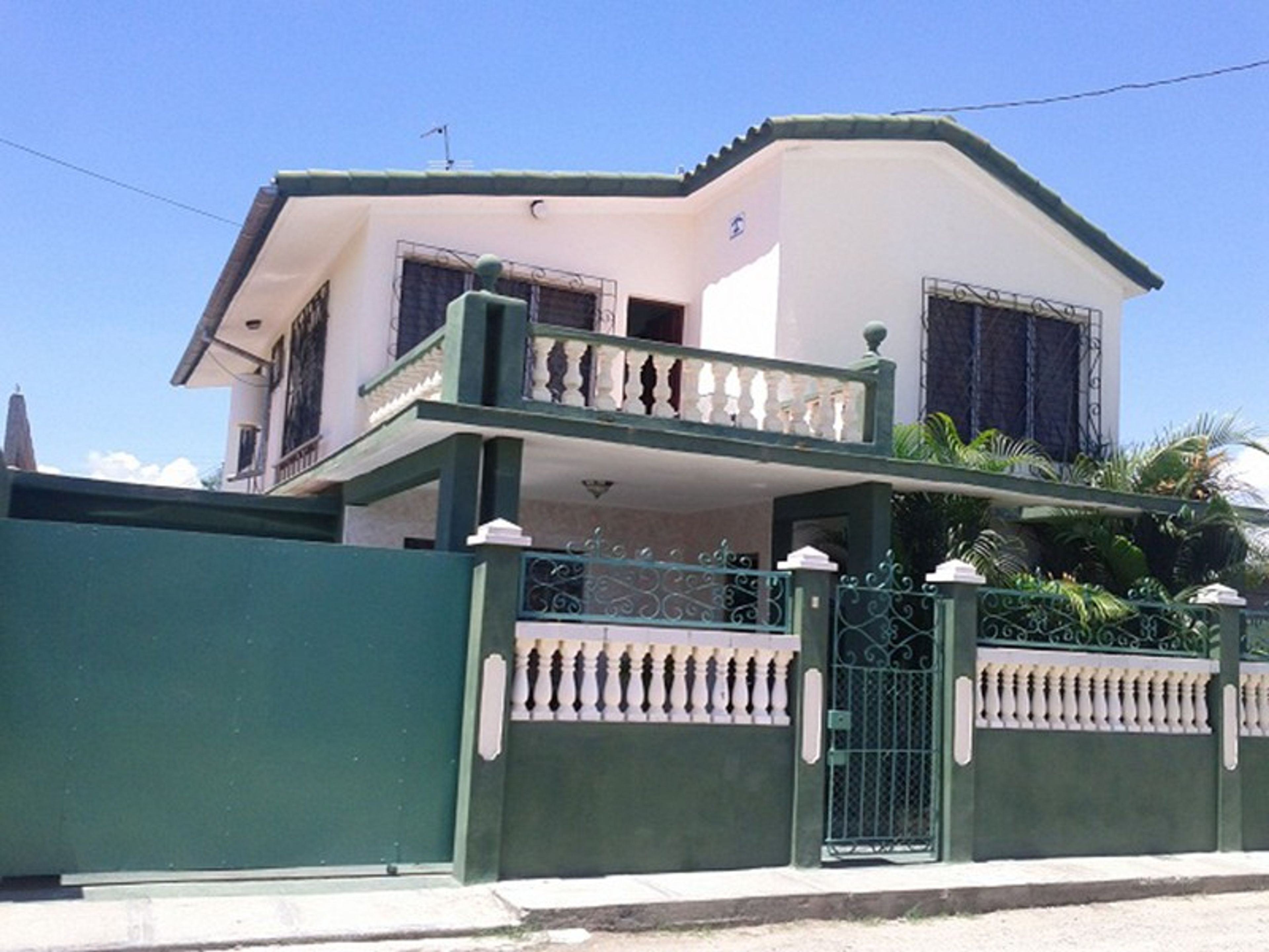 Hostal La Verde, AVENUE 18-A, No. 5705