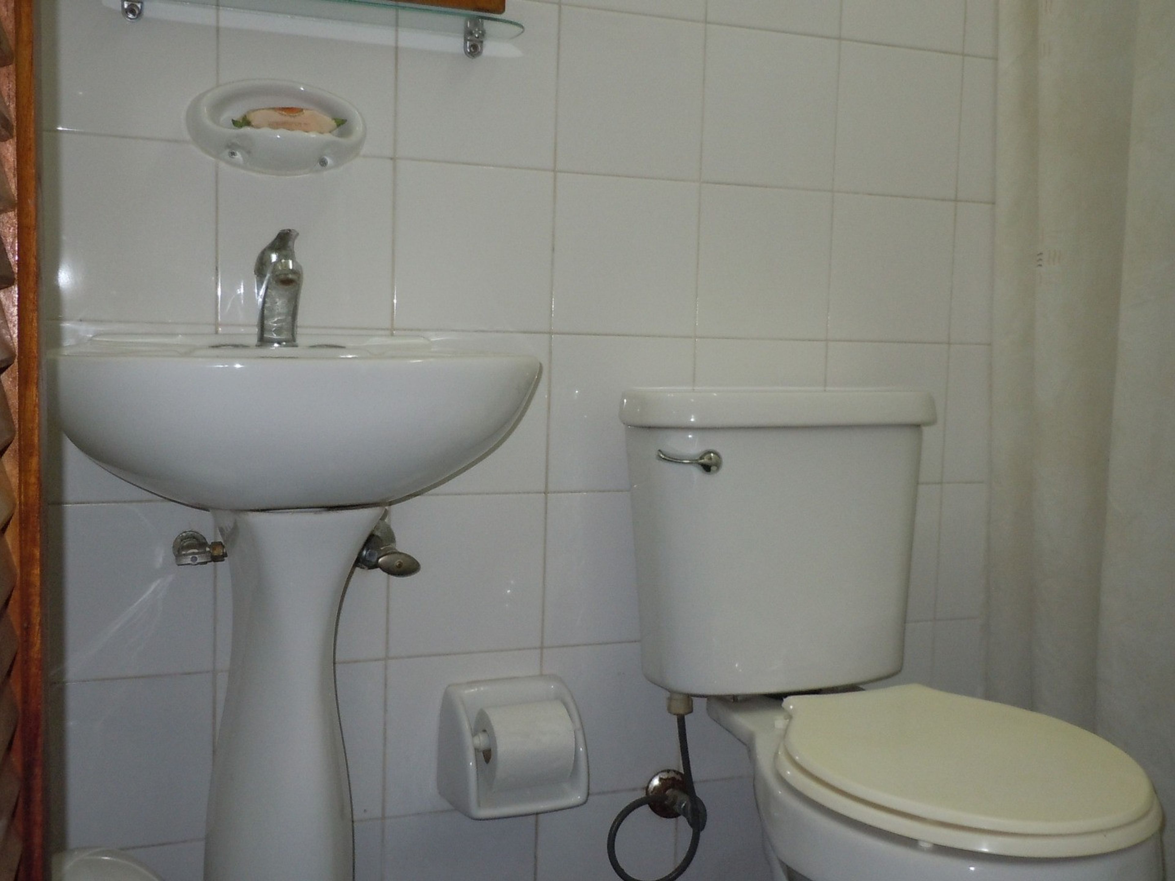 Casa Frank. CALLEJAS, No. 136.Bathroom view