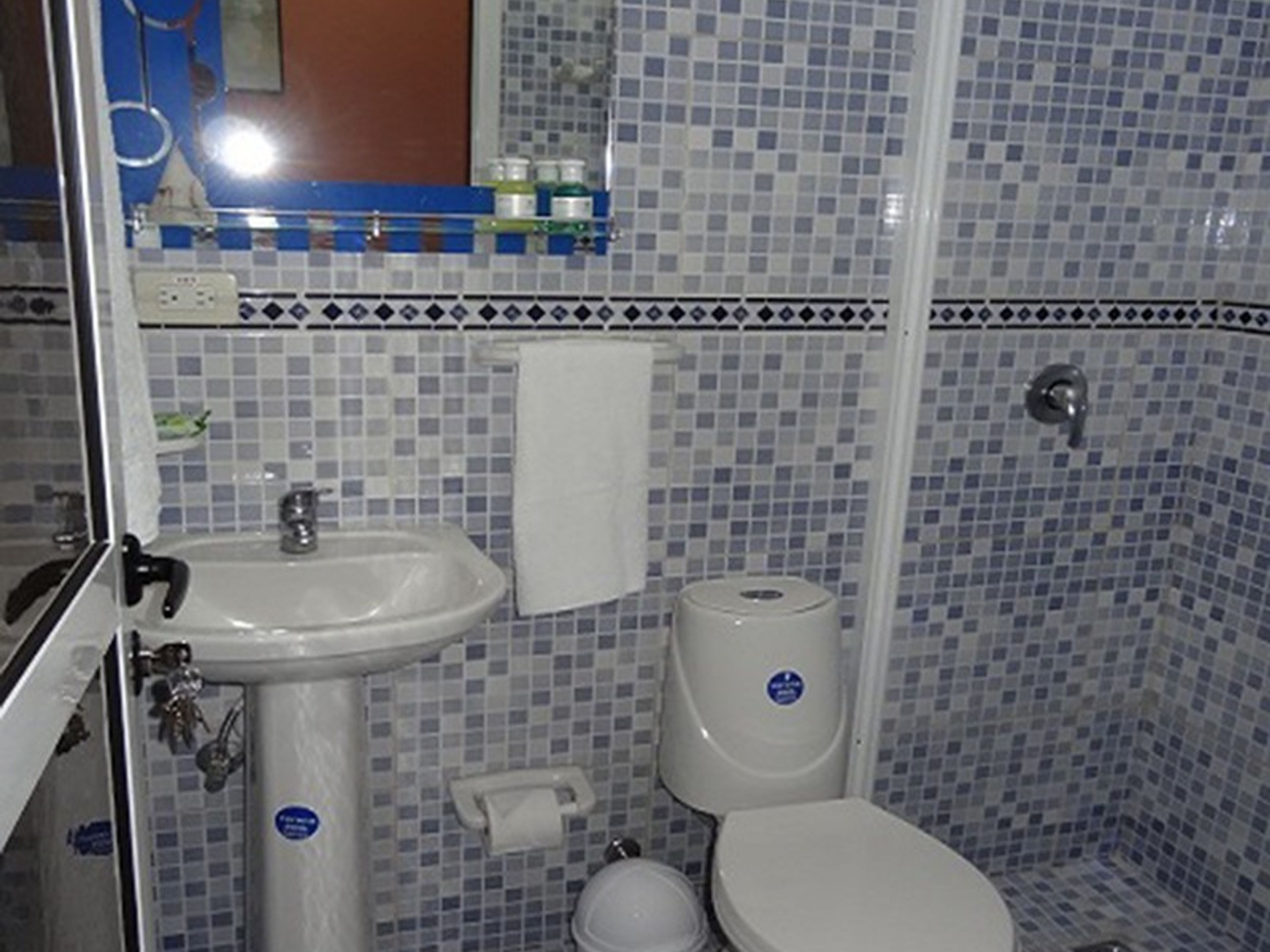Casa Alemán, OFICIOS, No. 301Bathroom's view
