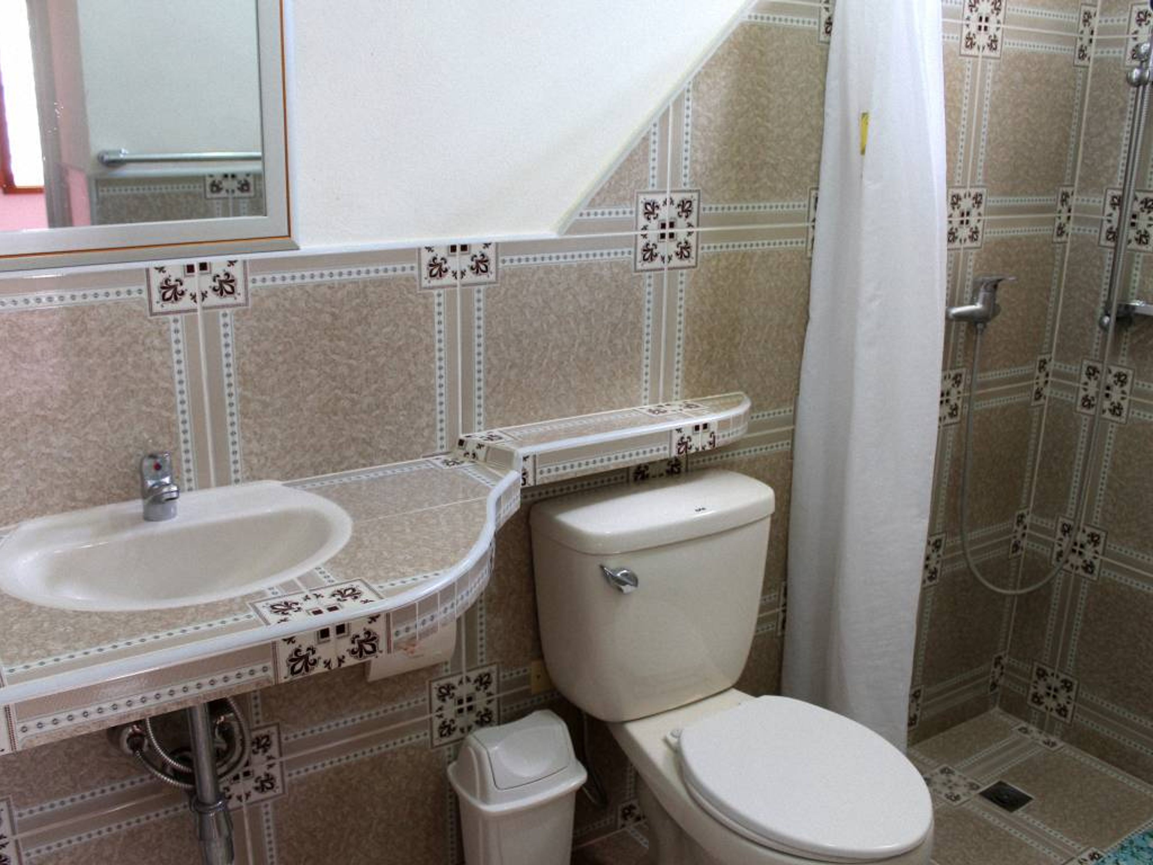 Hostal Adoquines, MARIO GUERRA (San Cayetano), No. 193-A - Bathroom view
