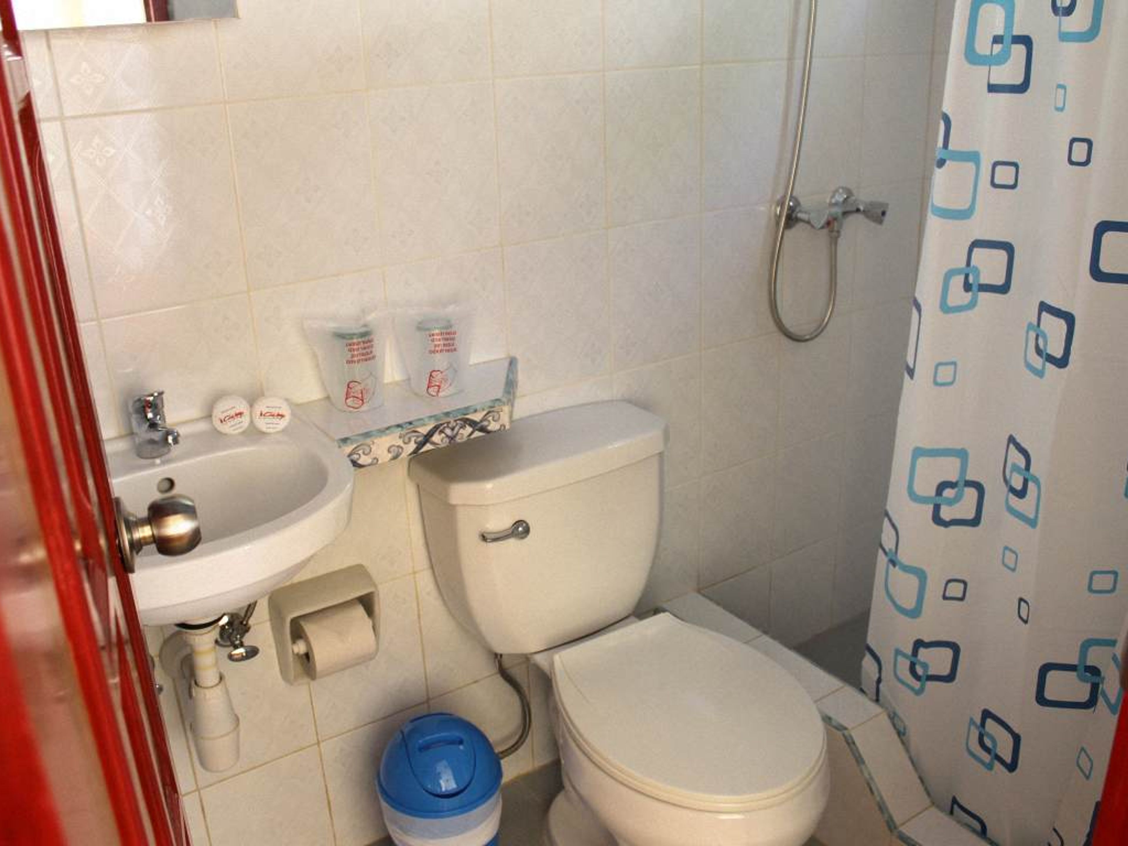Hostal Álvarez, FRANK PAÍS (Del Carmen) No. 131Bathroom's view
