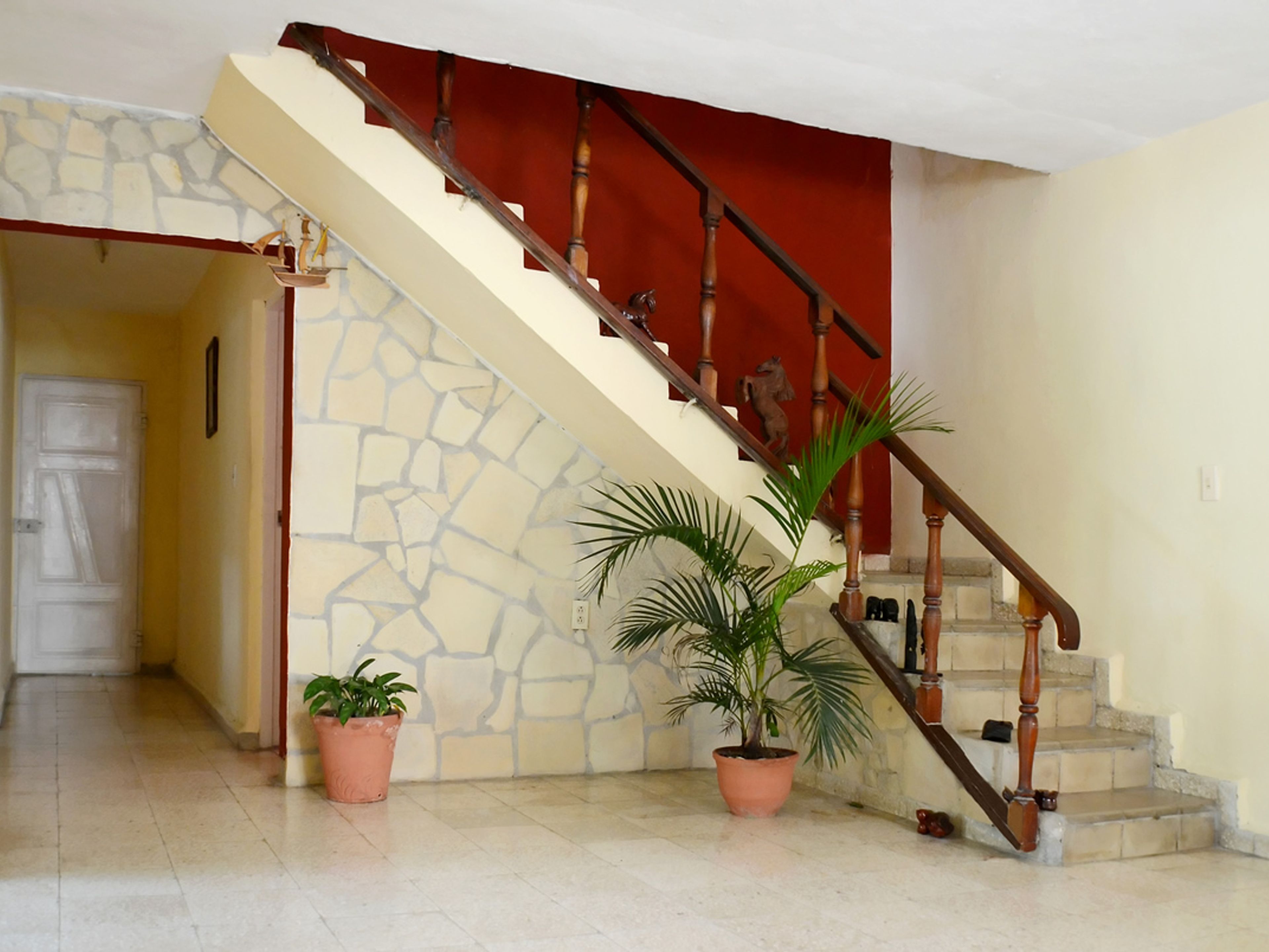 Hostal Meury, AVENIDA SANDINO, No.44House's second level access