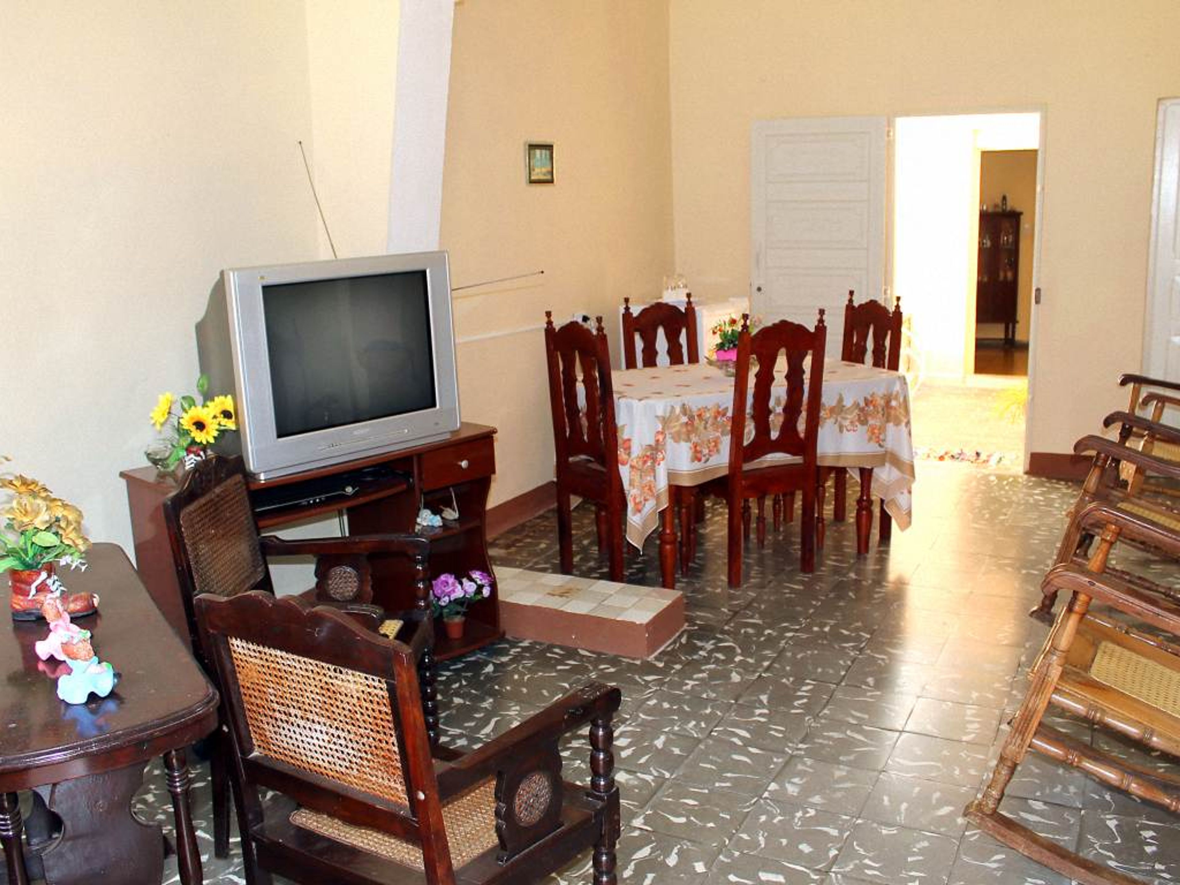 Hostal Migdalia, MEDIA LUNA (Ernesto Valdés Muñoz), No. 55-BHouse's living-dinning room