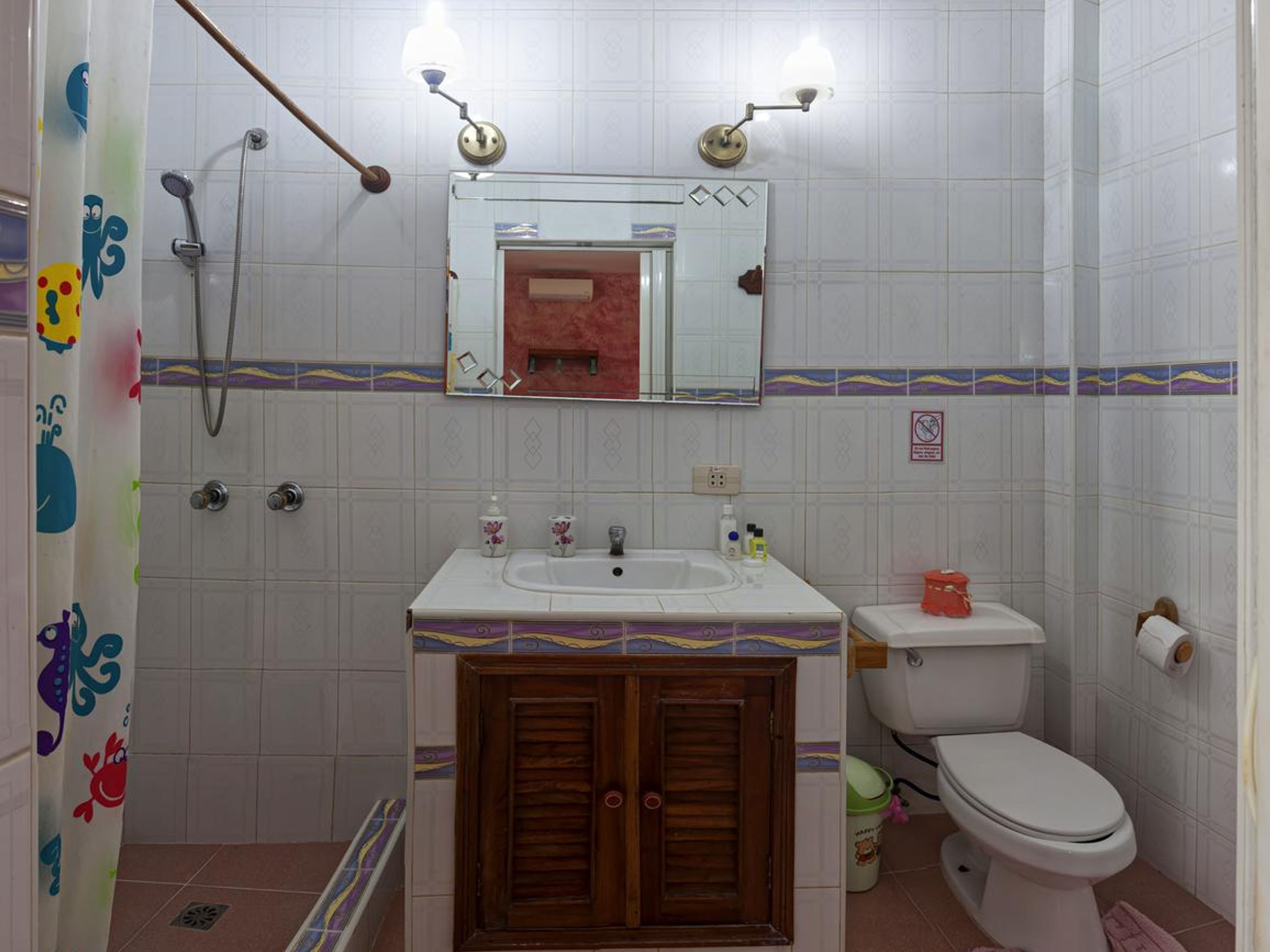 Hostal Doña Cristina, ANASTASIO CARDENAS, No. 378 - Bathroom´s view