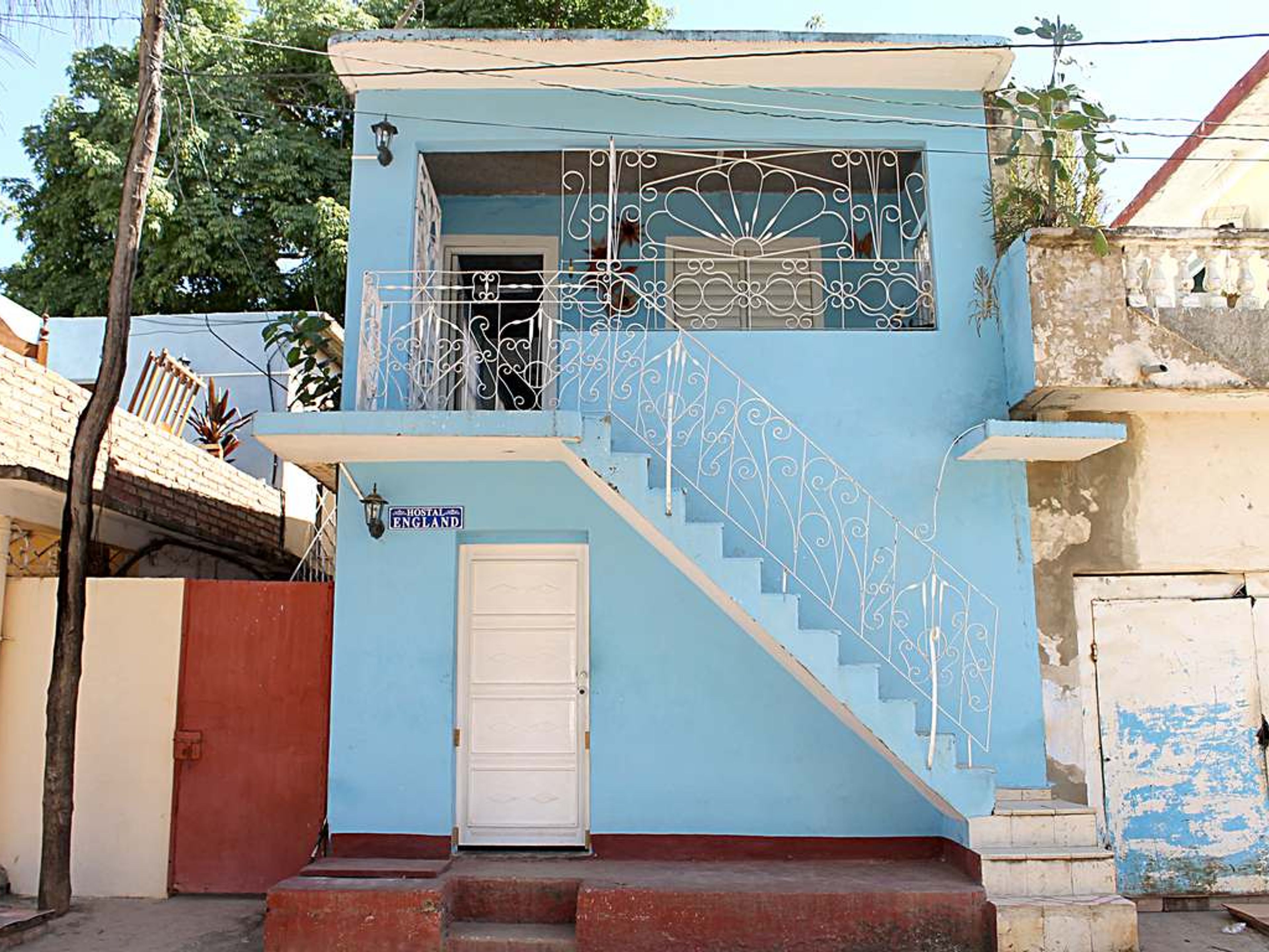 Hostal England, CRUZ VERDE (Clemente Pereira) No. 250