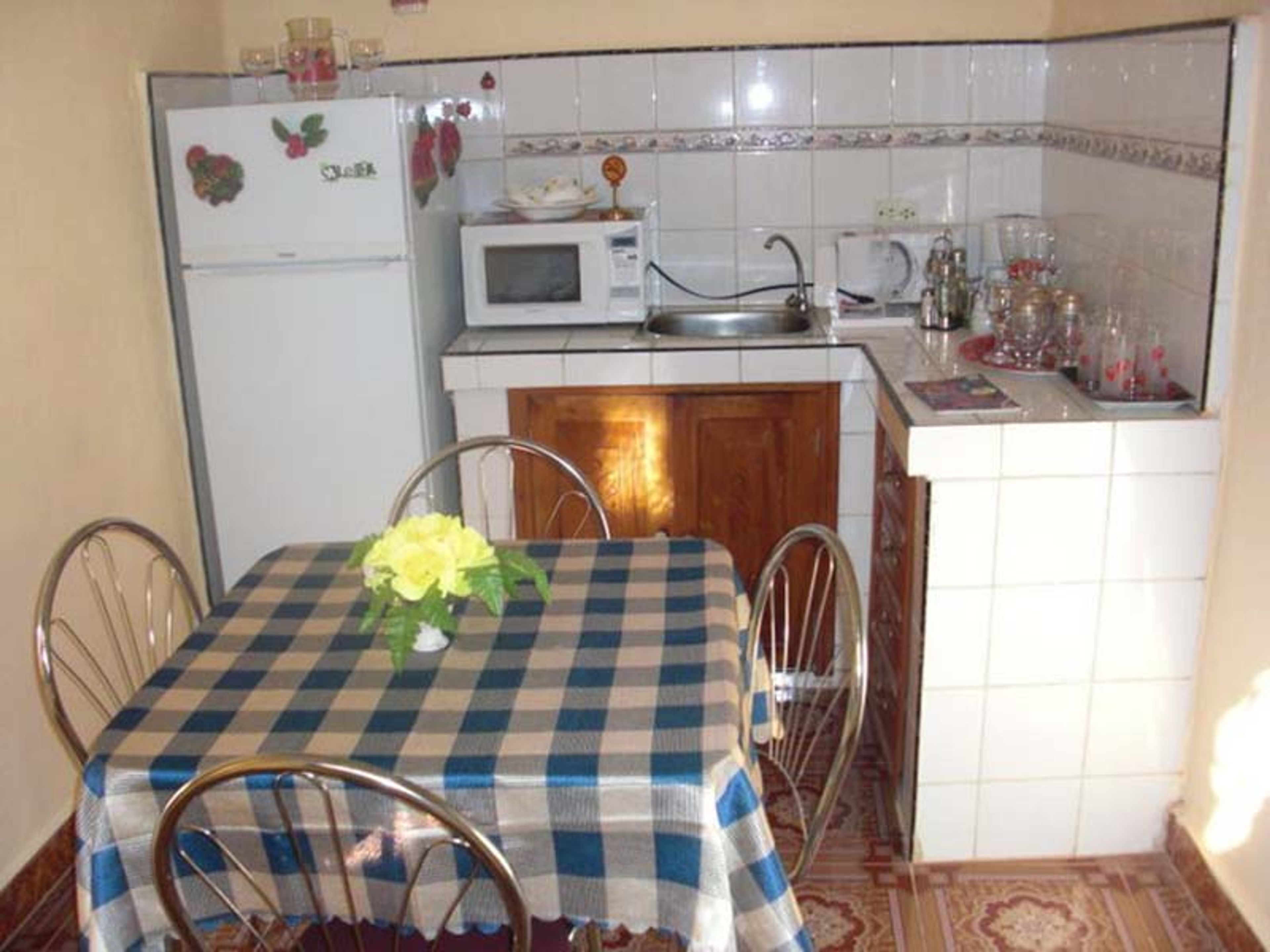 Hostal Ivon y Tony, MIGUEL CALZADA (Borrell), No.129House's kitchen and dining room