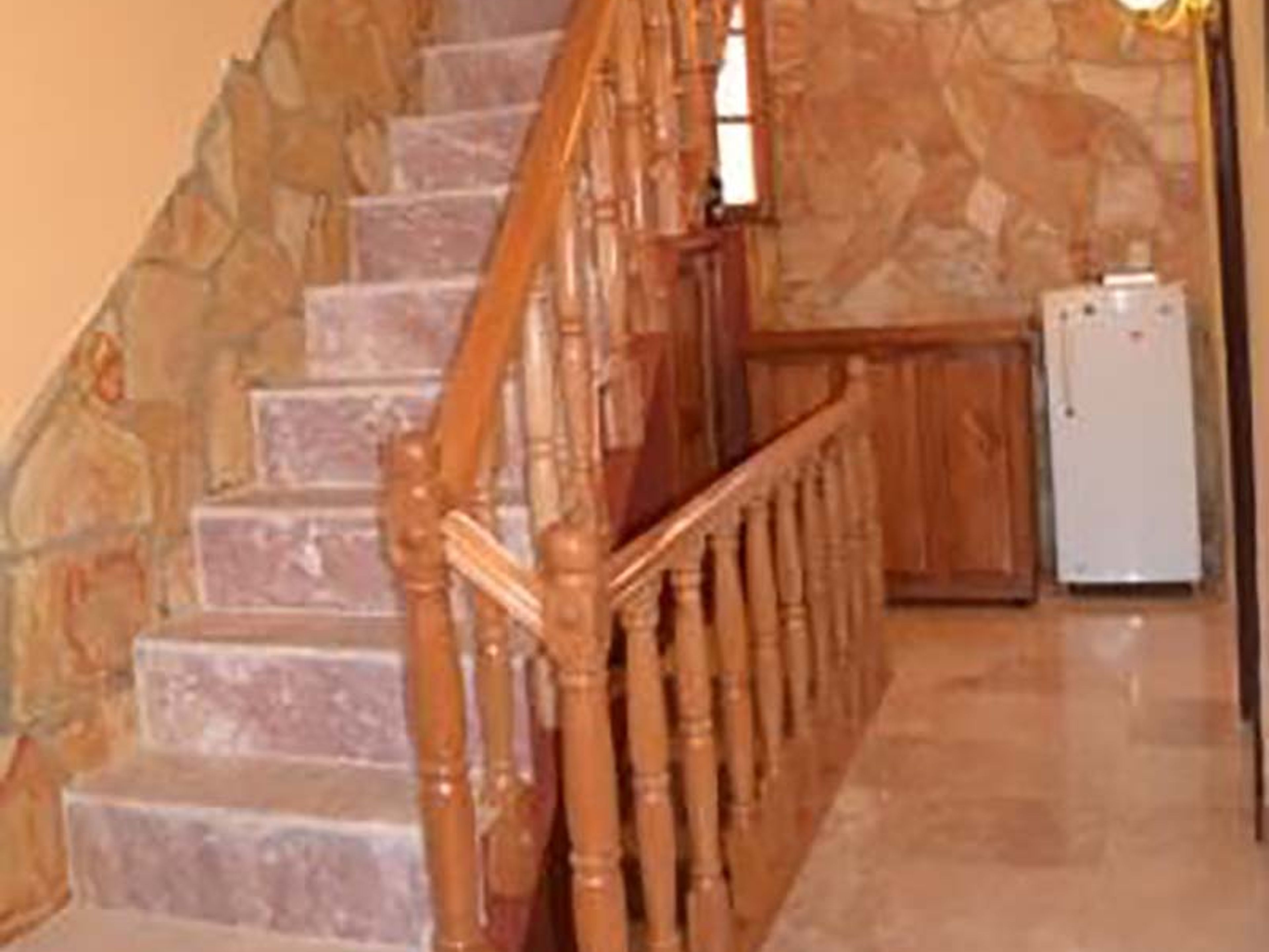 Hostal Ivon y Tony, MIGUEL CALZADA (Borrell), No.129House's second level access