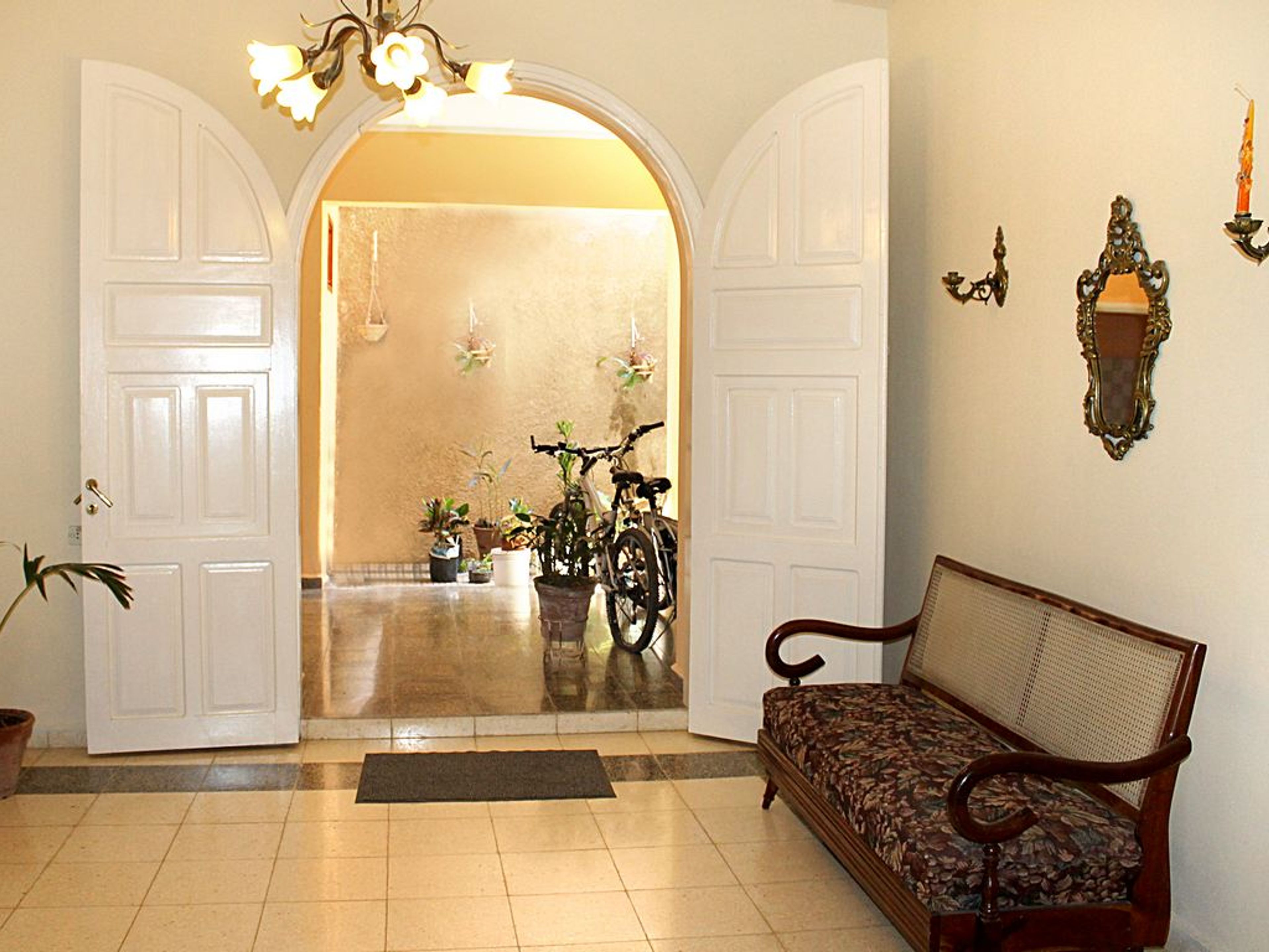 Hostal Los Guerra, SIMÓN BOLÍVAR (Desengaño), No.126House's hall view