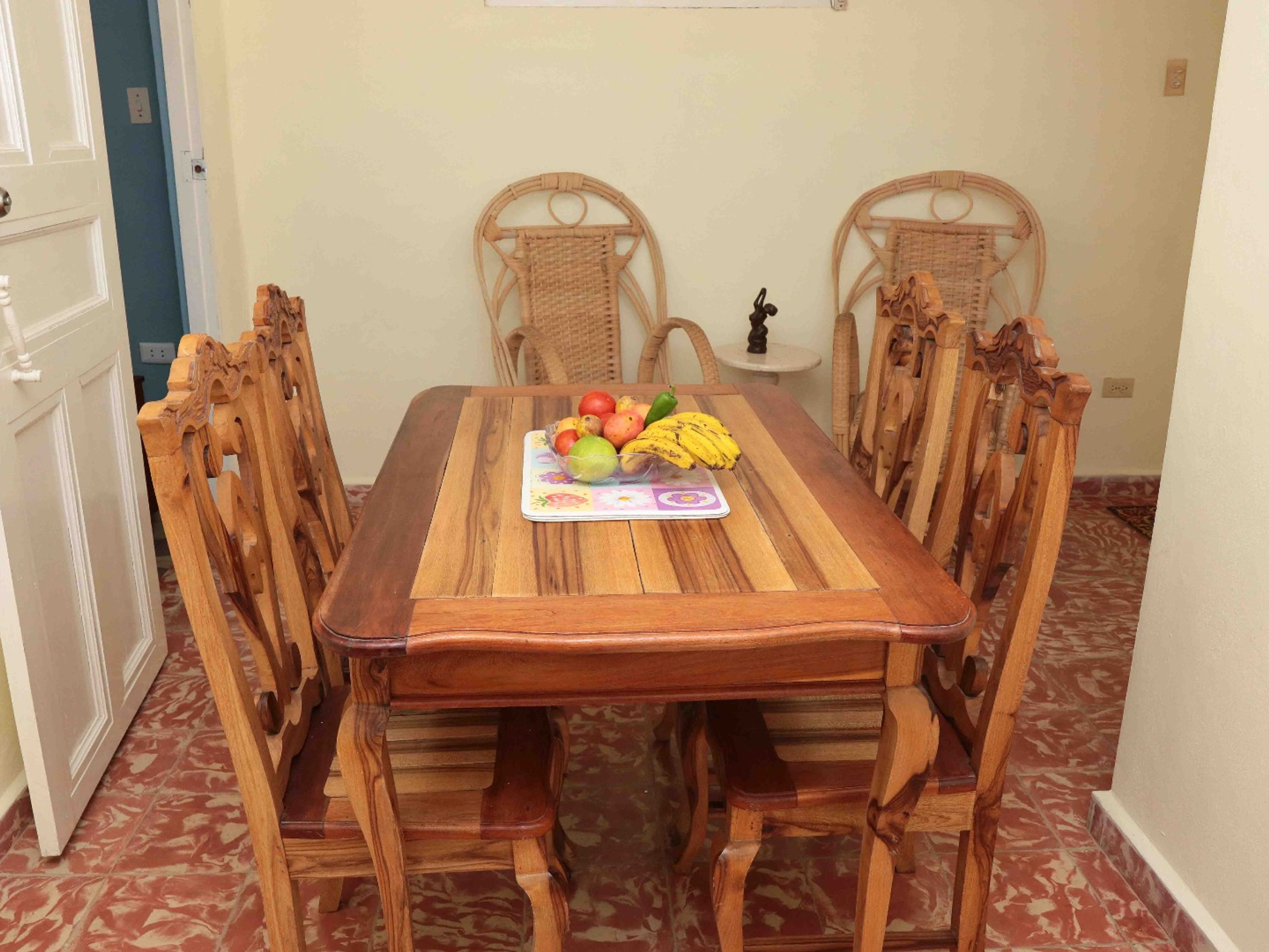 Casa José Manuel y Mirleidis, FLOR CROMBET, No. 265-B - Room's dining-room