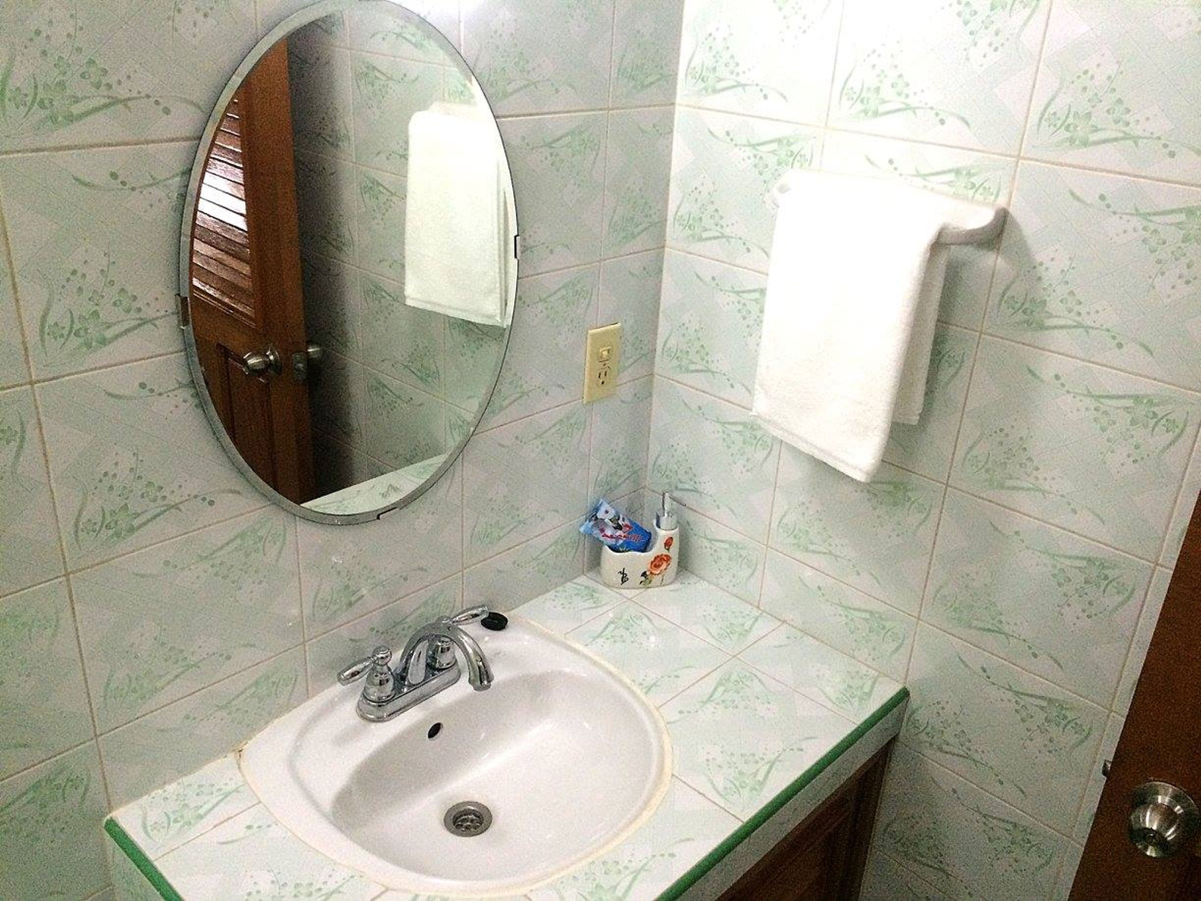 Hostal D'Sara, CÉSPEDES No. 67ABathroom's view 2