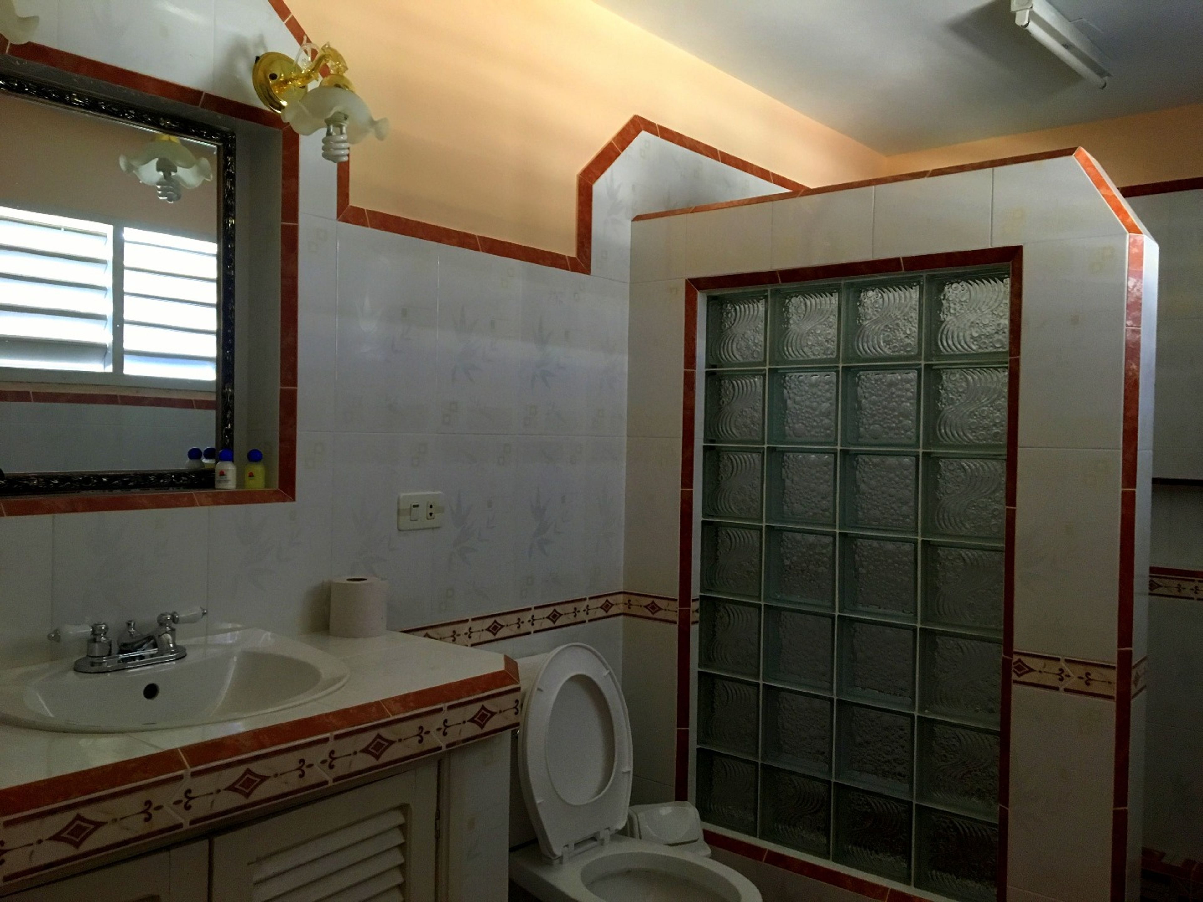 Hostal Mozangel, KM 28, VIÑALESBathroom´s view