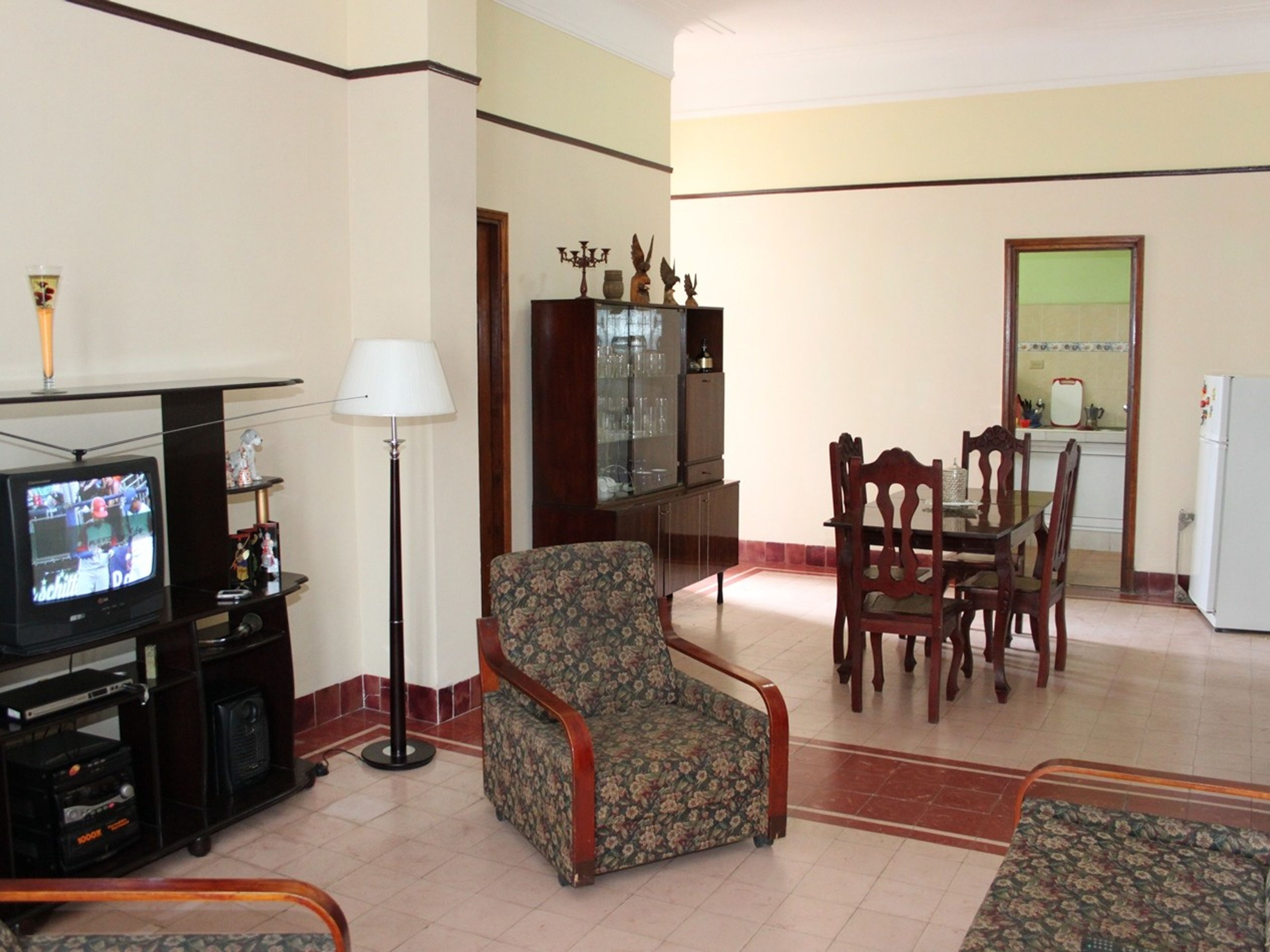 Дом Corazón del Vedado, CALLE G (Avenida de los Presidentes), No. 604House living-dinning room