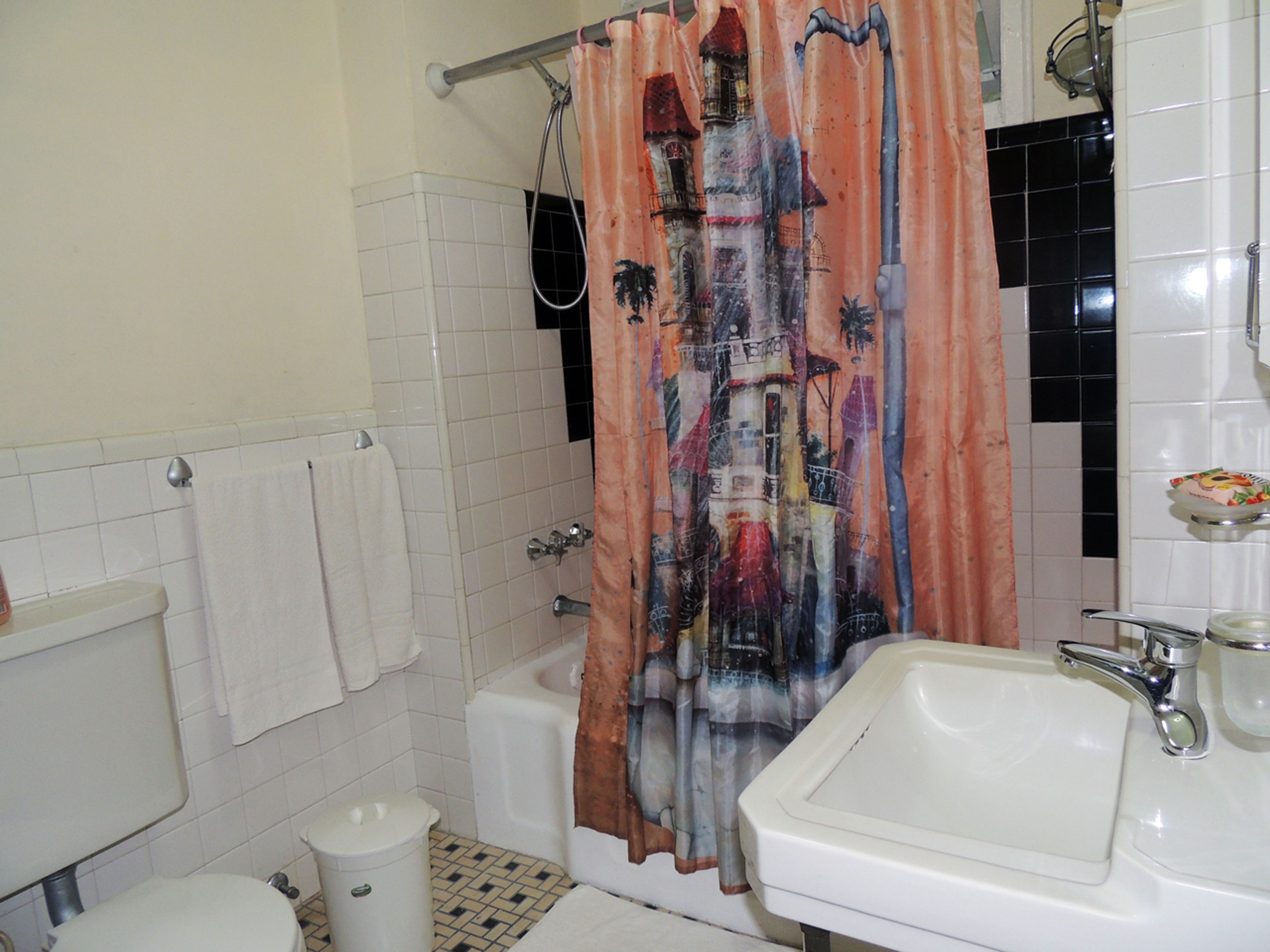 Casa A&D Boulevard Rooms4Rent, CALLE 35, No.5219Bathroom's view