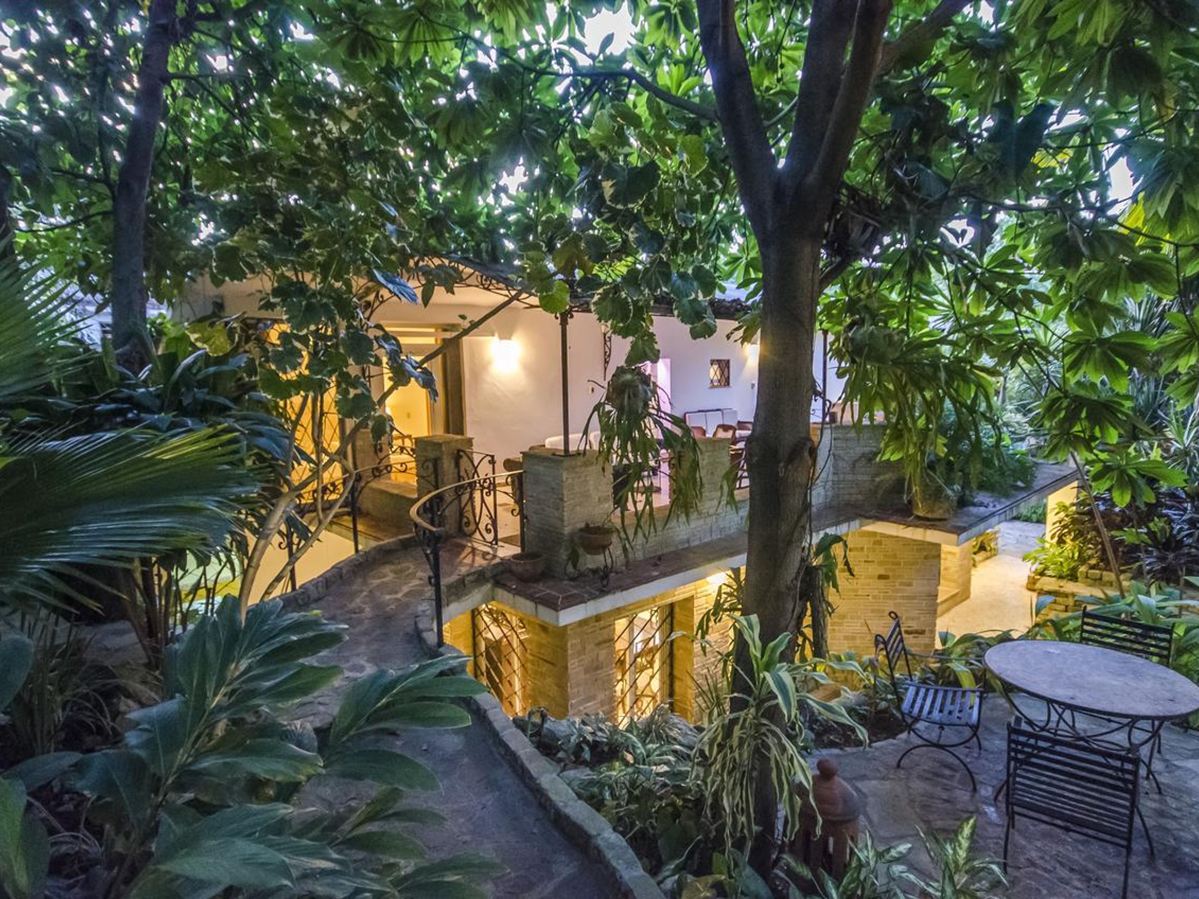 La Casa de la Cascada Havana, PARQUE, No. 51