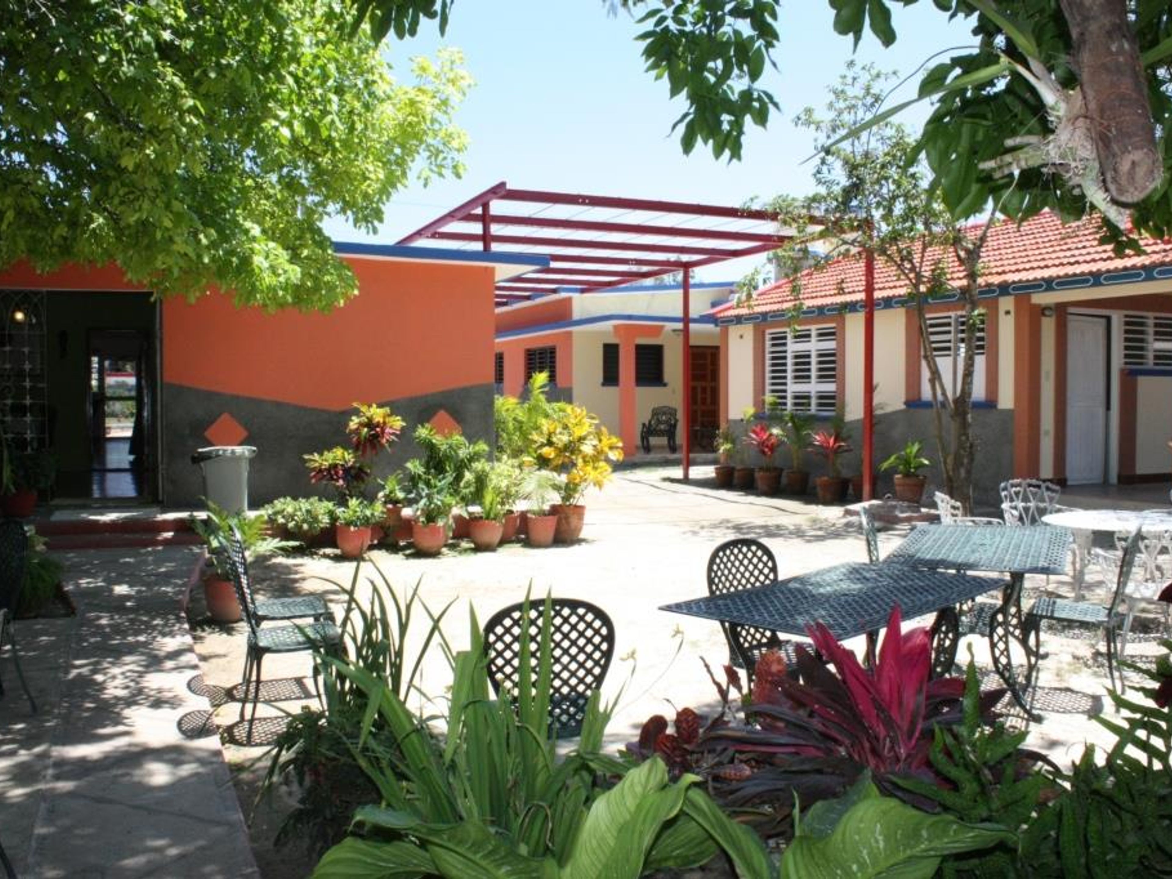 Hostal Luis, PLAYA GIRÓNInside patio view
