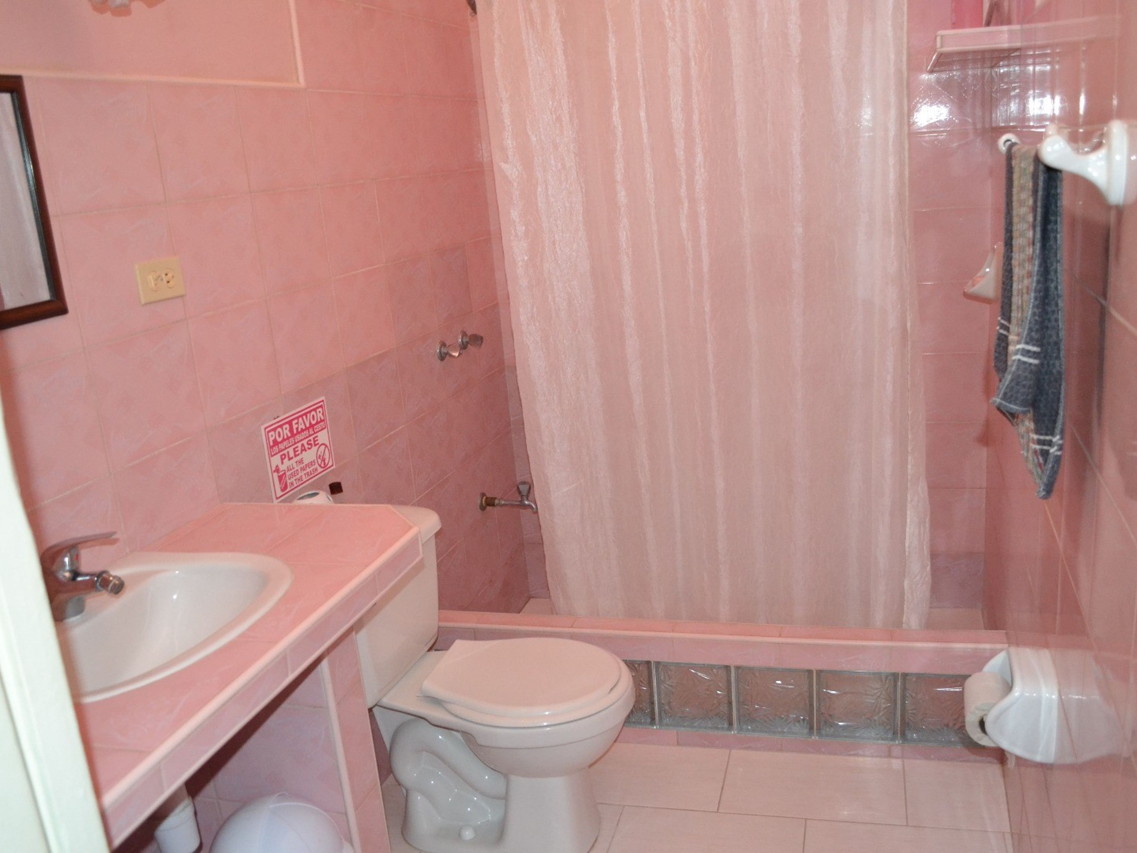Hostal La Caridad, PAULA, No. 110Bathroom view