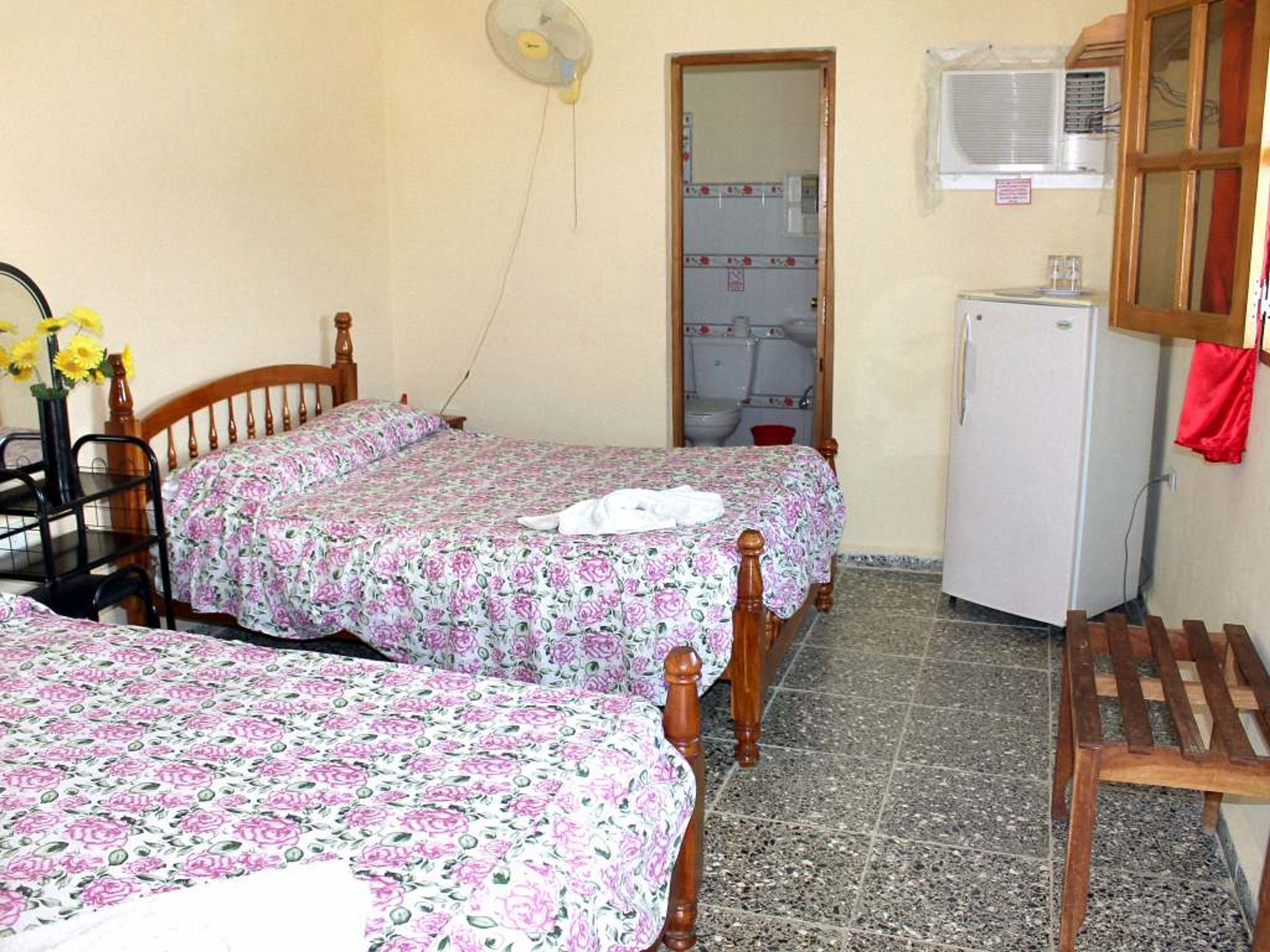 Hostal Azalea y Alfredo, FRANK PAÍS (Del Carmen), No. 504Standard room 1