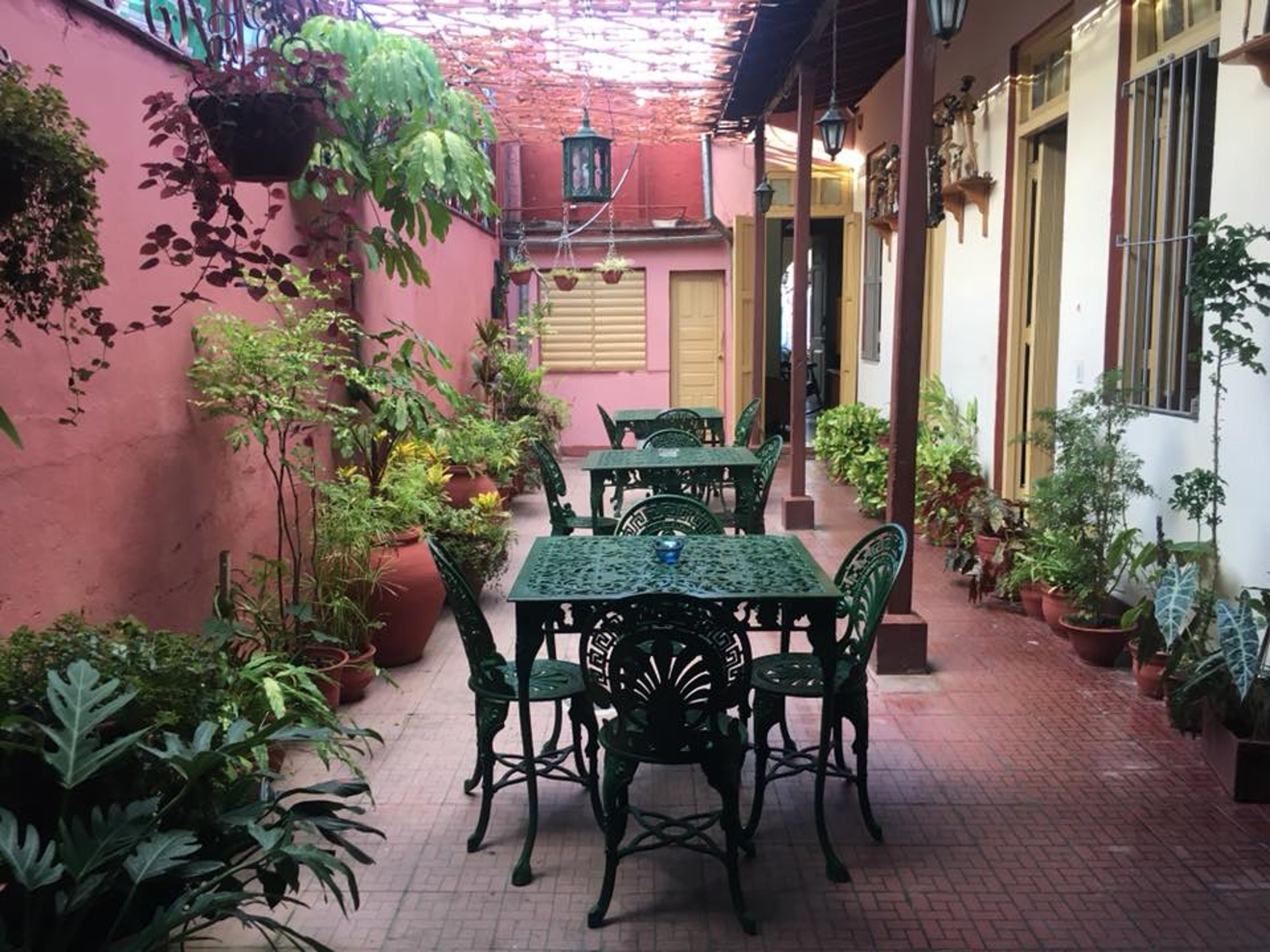 Hostal Chez Vous, CARRETERA CENTRAL, No. 187 - Inside patio view