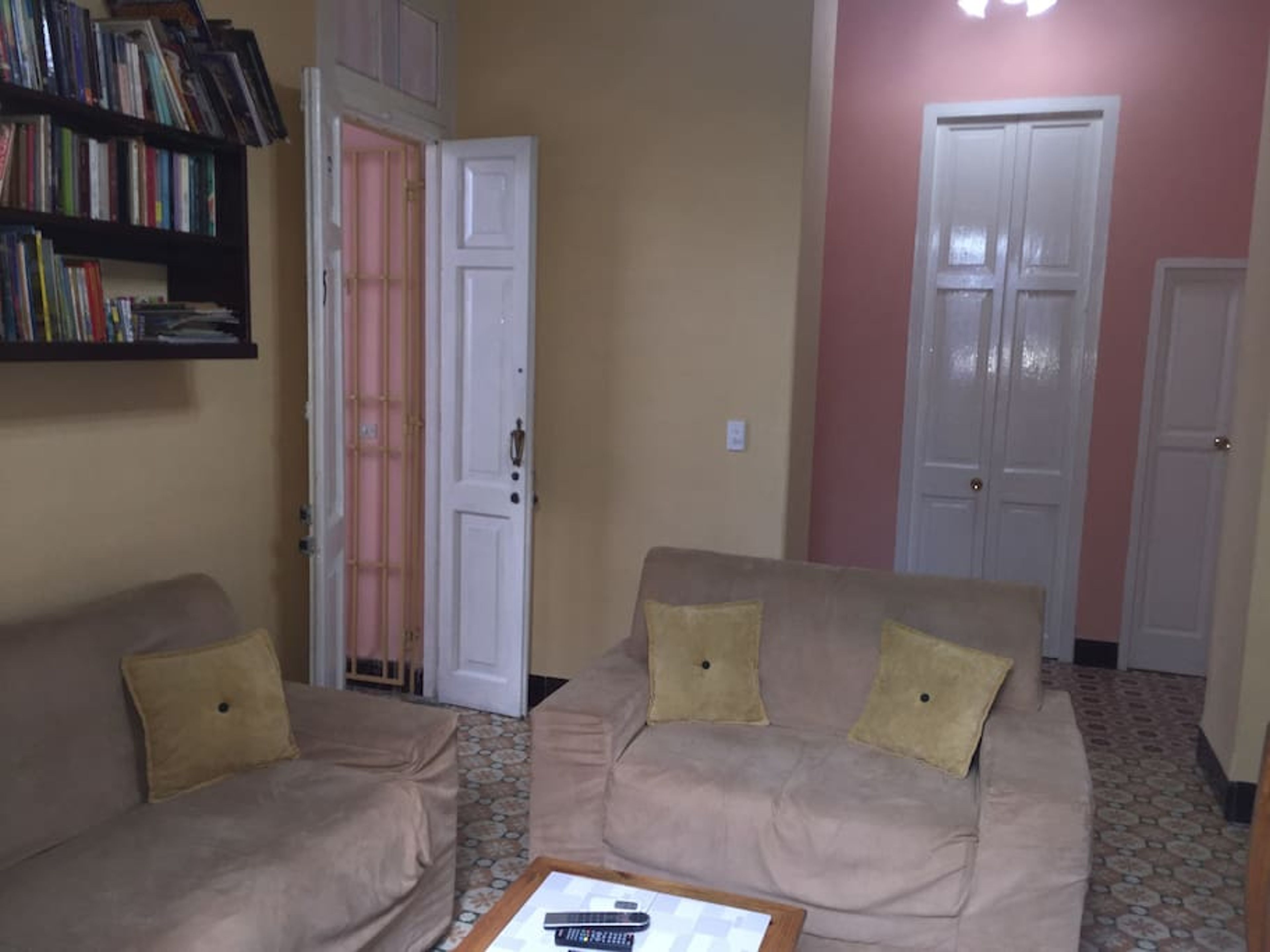 Balcón Colonial de Yamelis, CUBA, No. 518House's living and dinning room