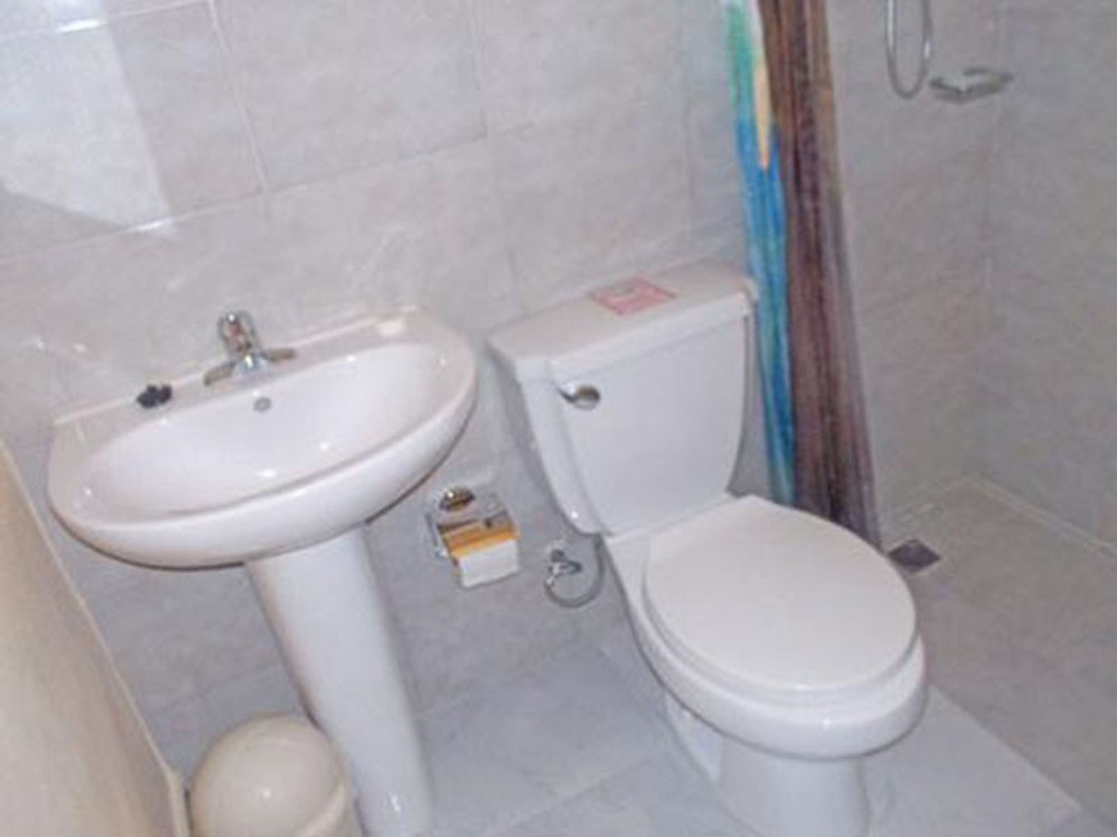 Hostal Dr. Suárez y Sra. Addys, SANTIAGO ESCOBAR, No. 174Bathroom view