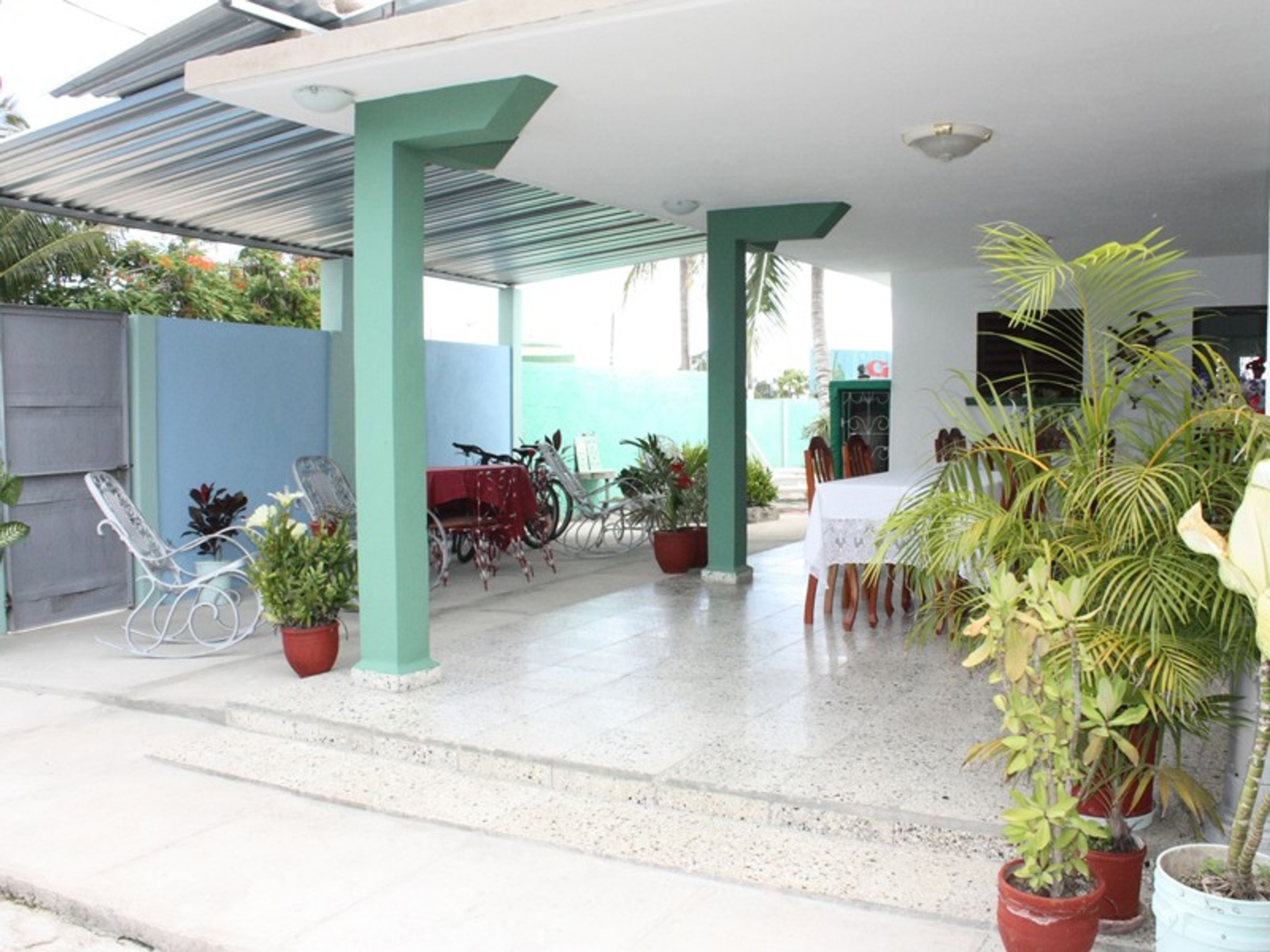 Hostal Aida y Miguel, PLAYA GIRÓNHouse's inside patio view