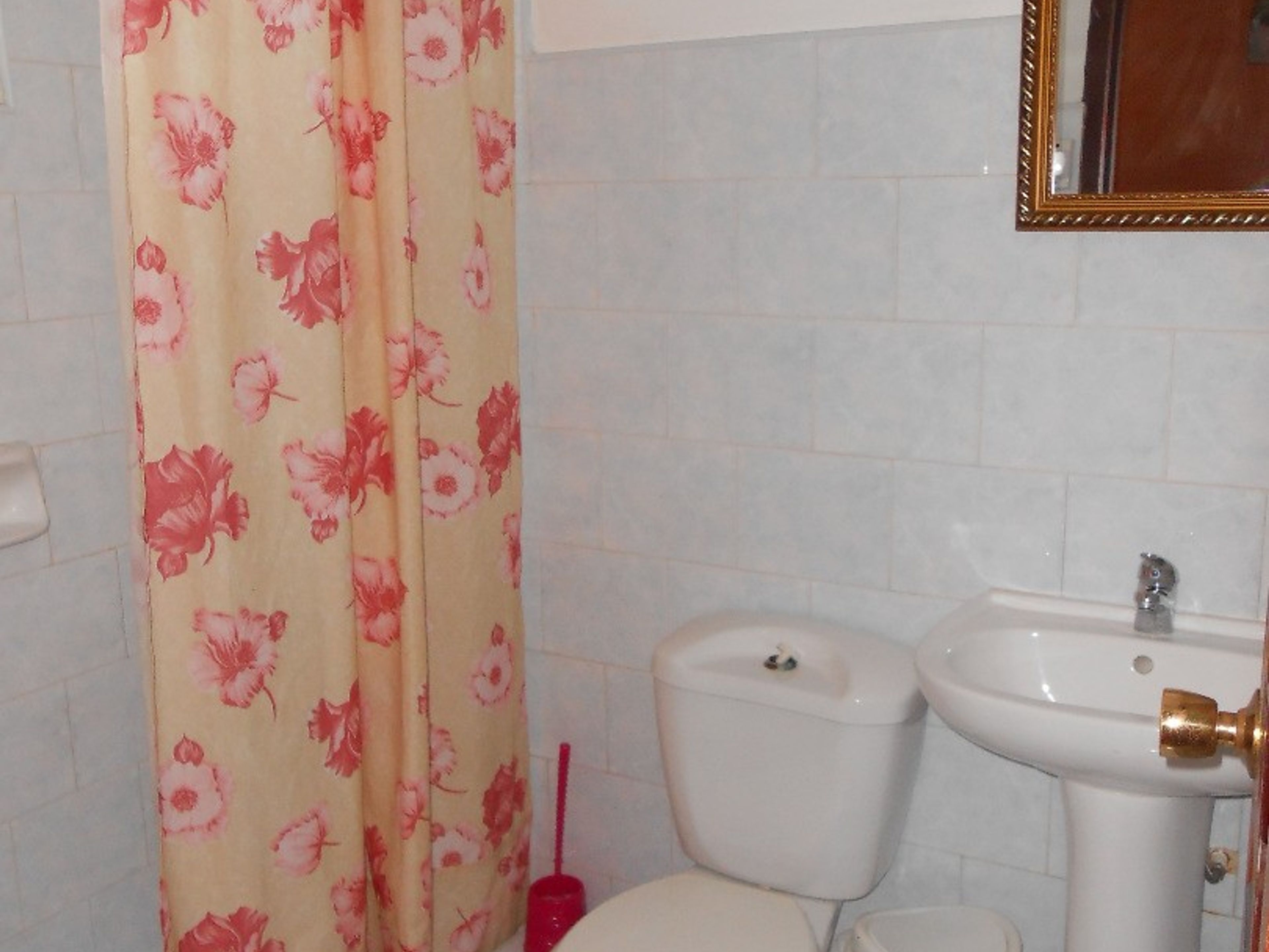 Hostal Kenia y Yosnel, PLAYA GIRÓNBathroom's view