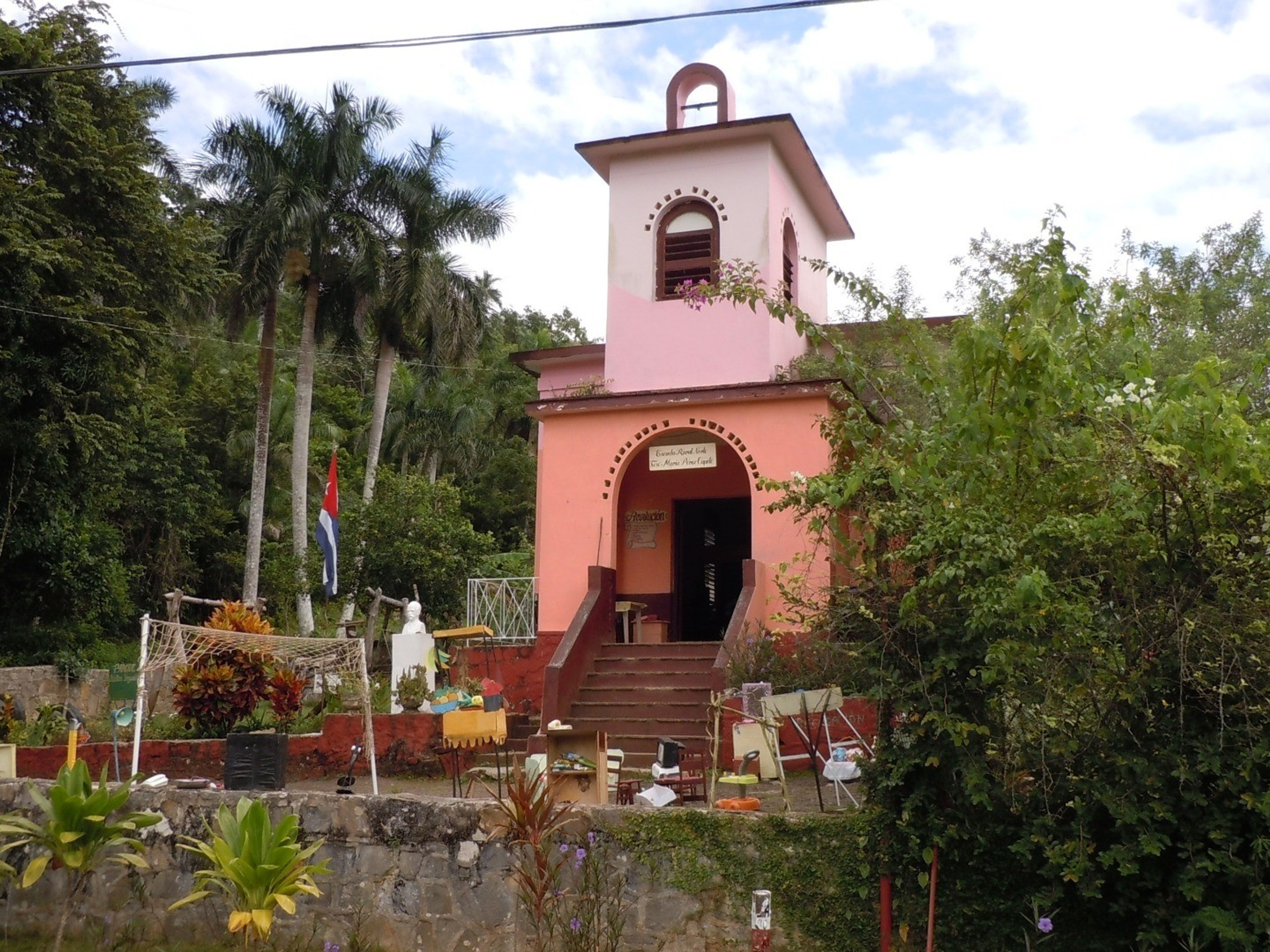 Casa Estudio de Arte Sra. Aliuska, SOROAA small church turned into primary school