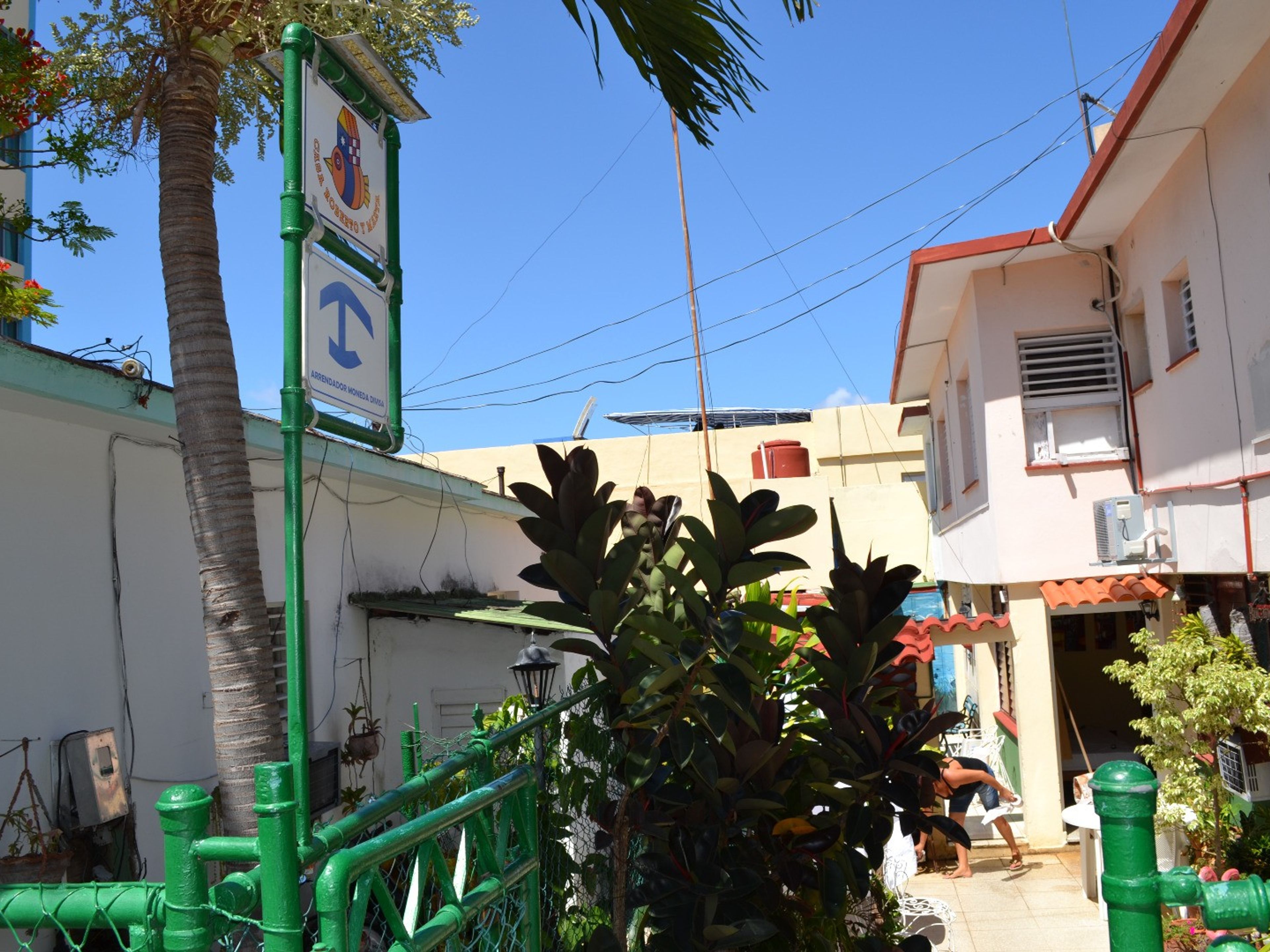Casa Roberto y Marta, CALLE 17, No. 102-A