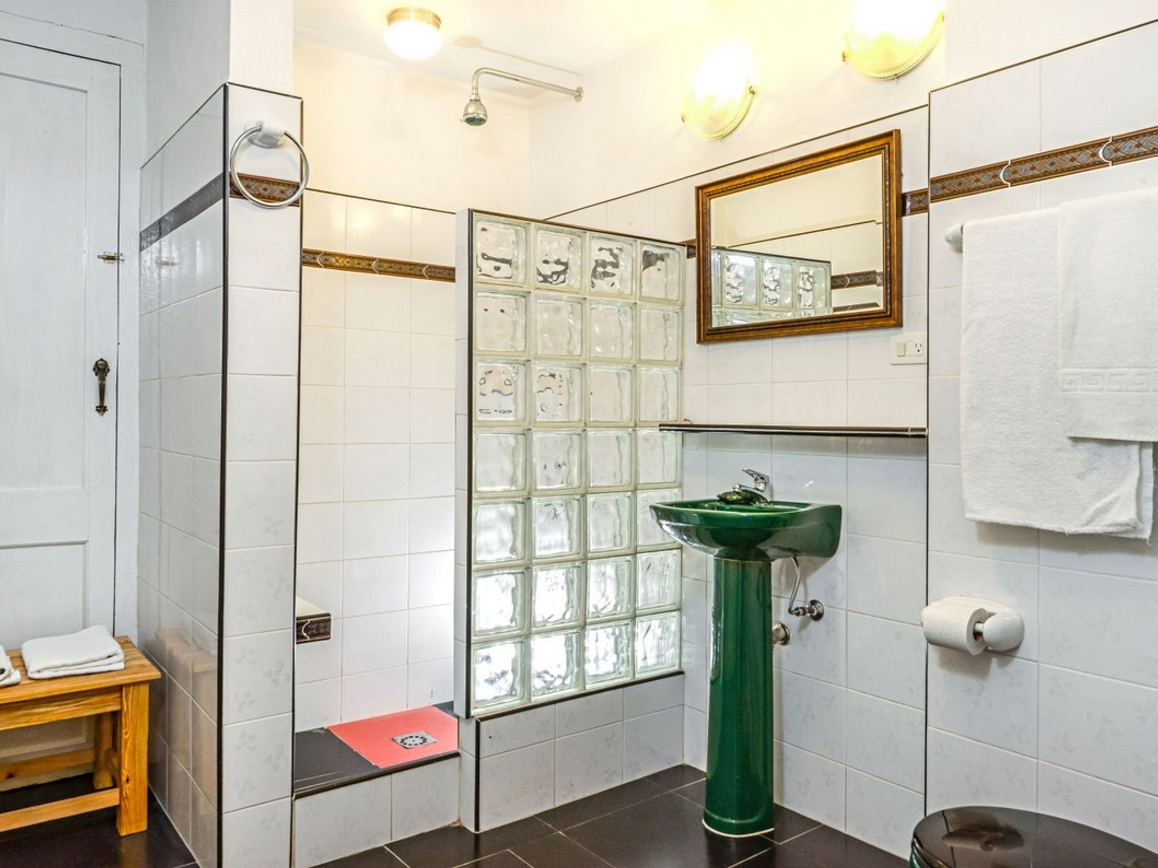 Hostal Bed & Breakfast Central Havana, SAN LÁZARO, No. 907Bathroom's 2 view